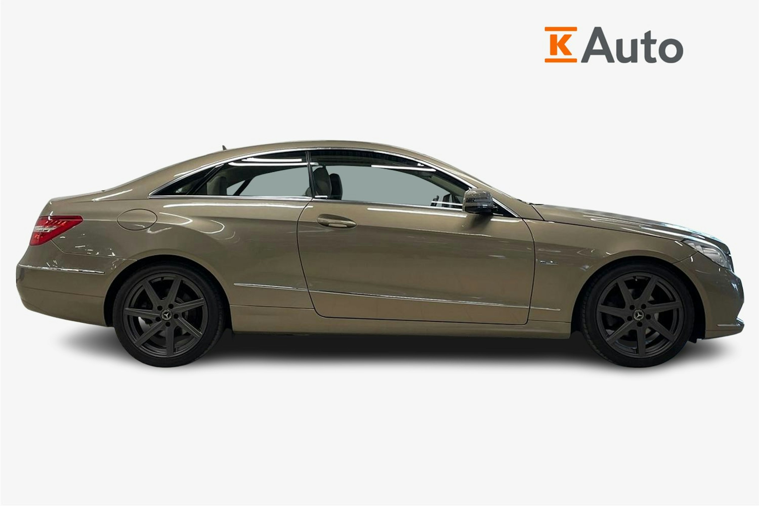 beige Mercedes-Benz E 2011 kuva 9.