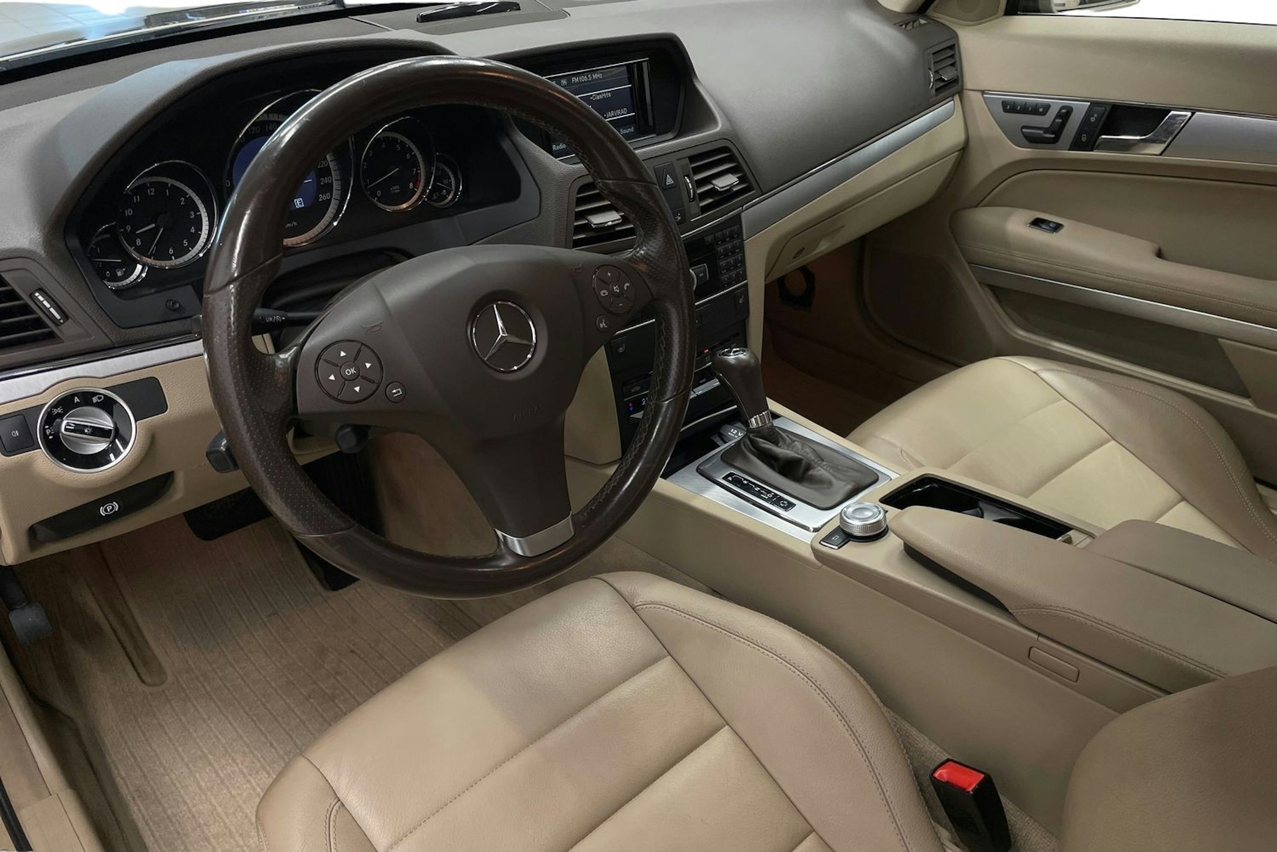 beige Mercedes-Benz E 2011 kuva 10.