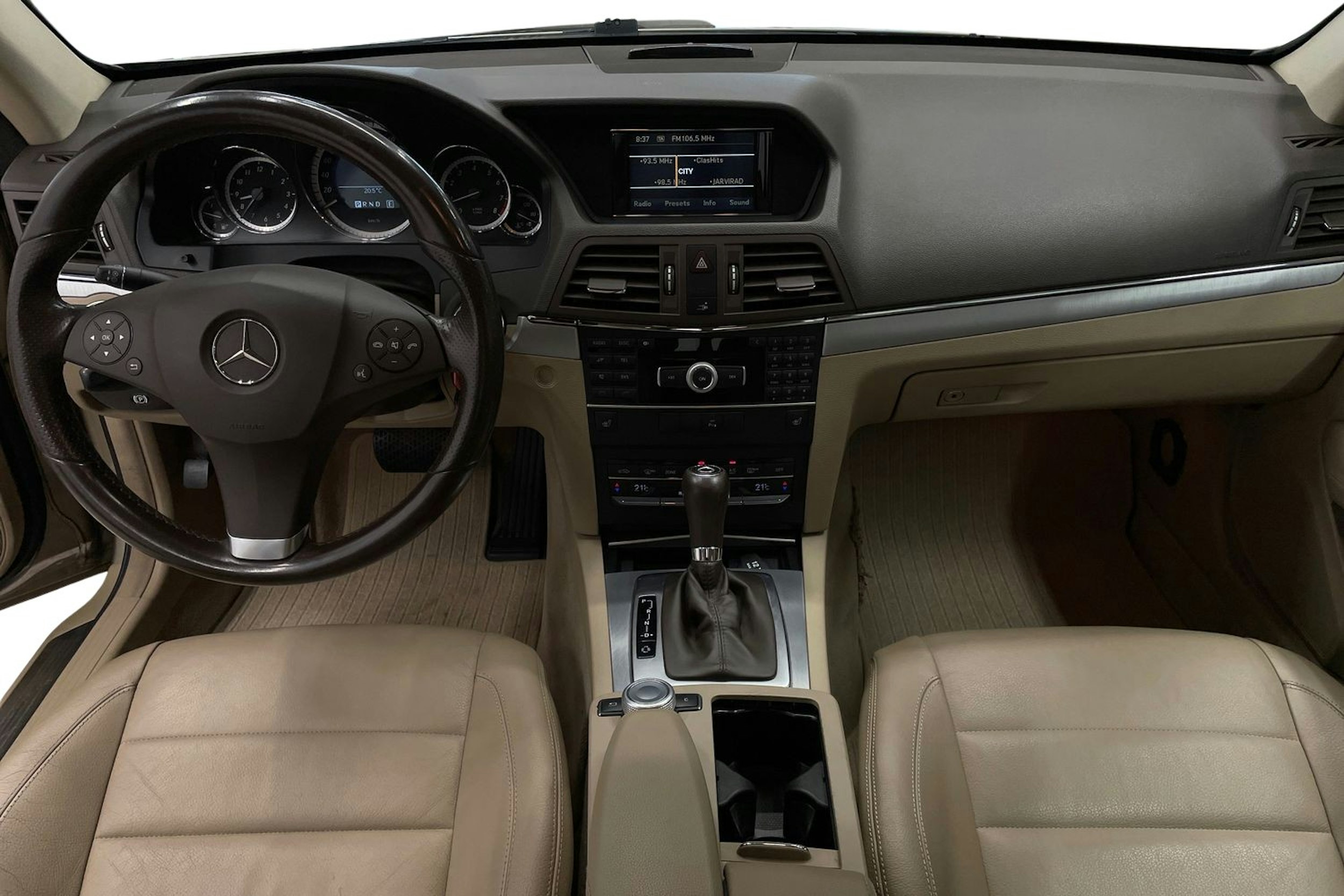 beige Mercedes-Benz E 2011 kuva 12.