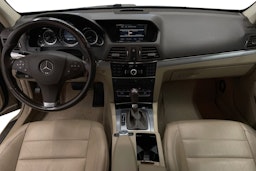 beige Mercedes-Benz E 2011 kuva 12.