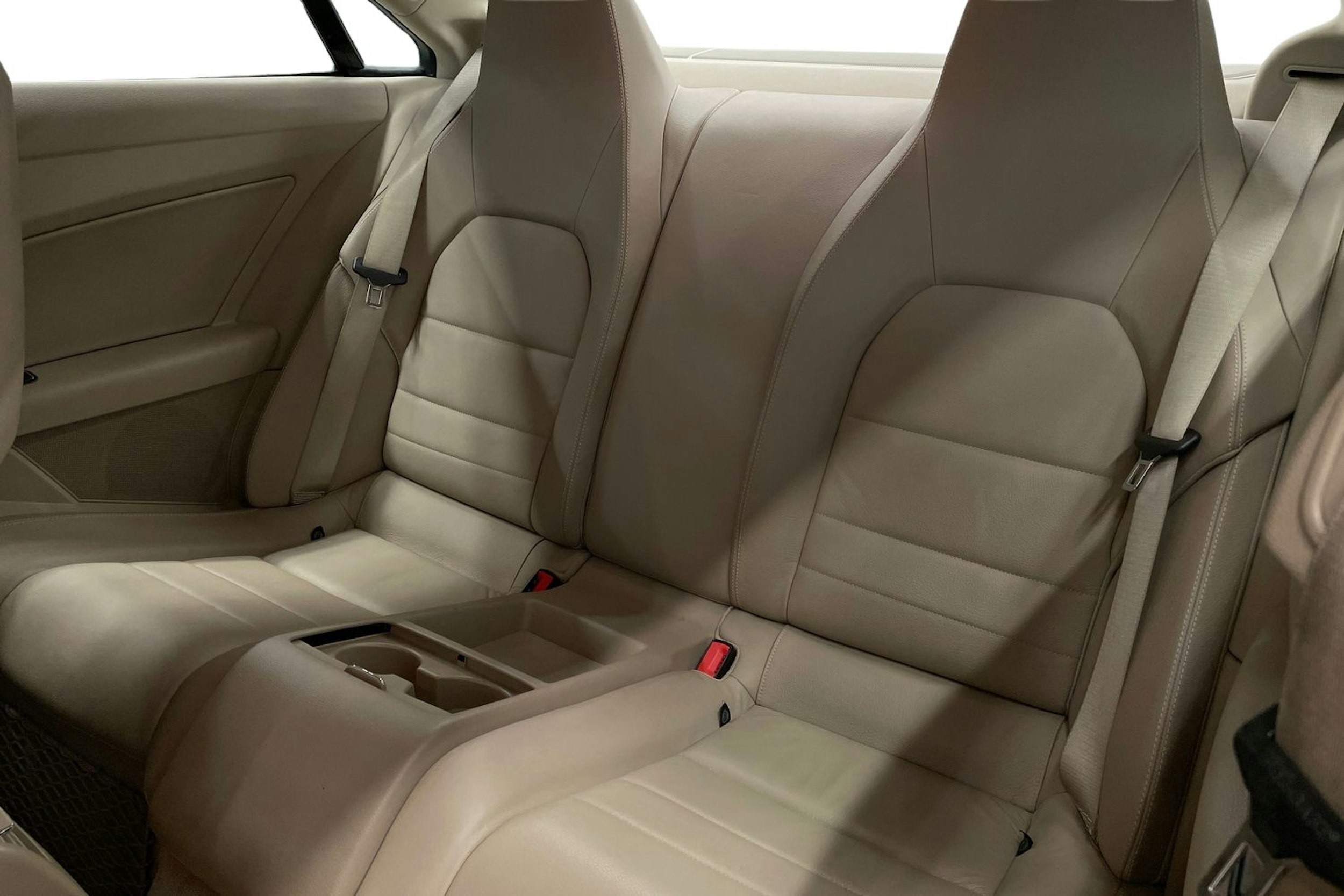 beige Mercedes-Benz E 2011 kuva 13.