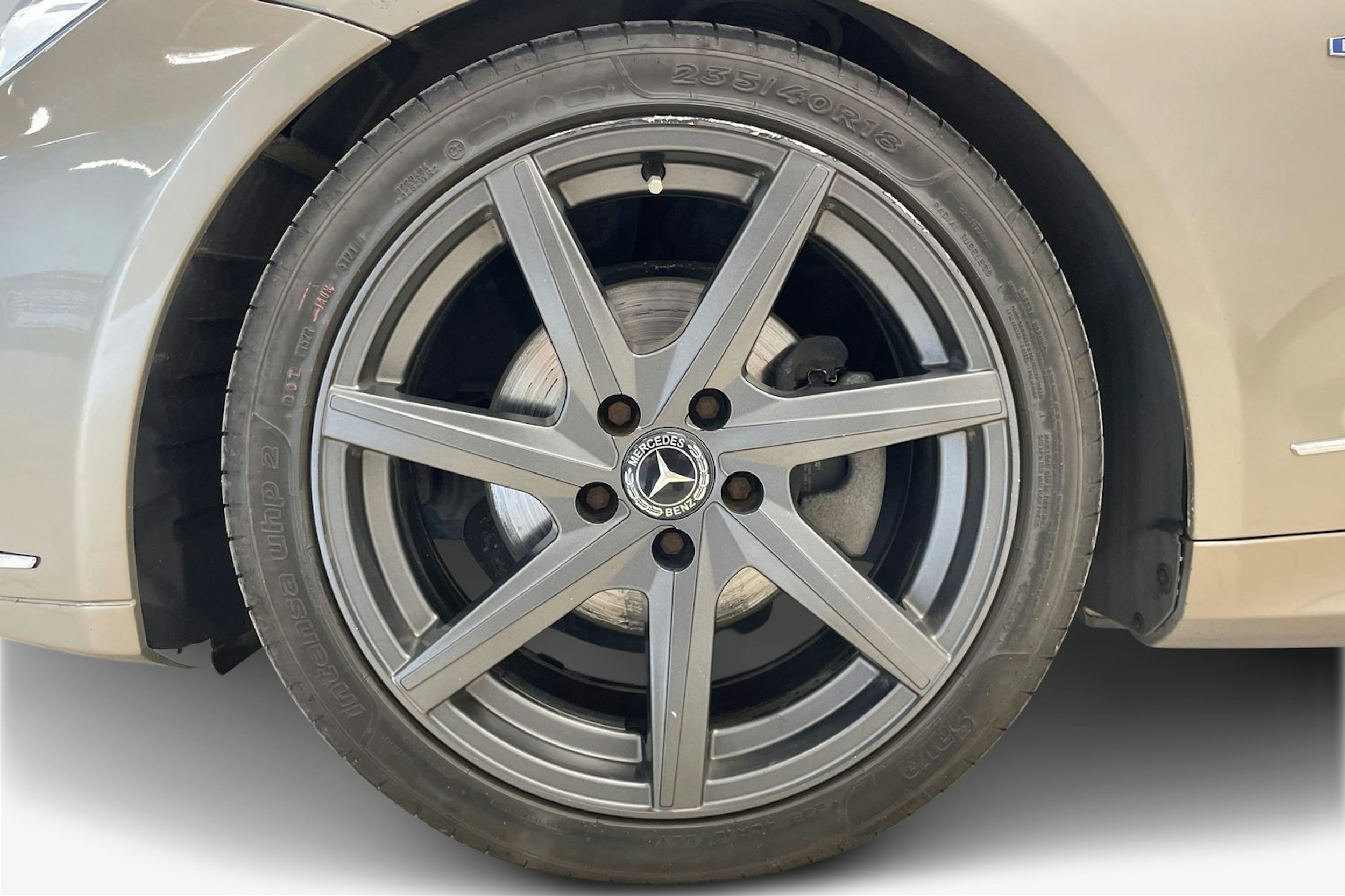 beige Mercedes-Benz E 2011 kuva 14.