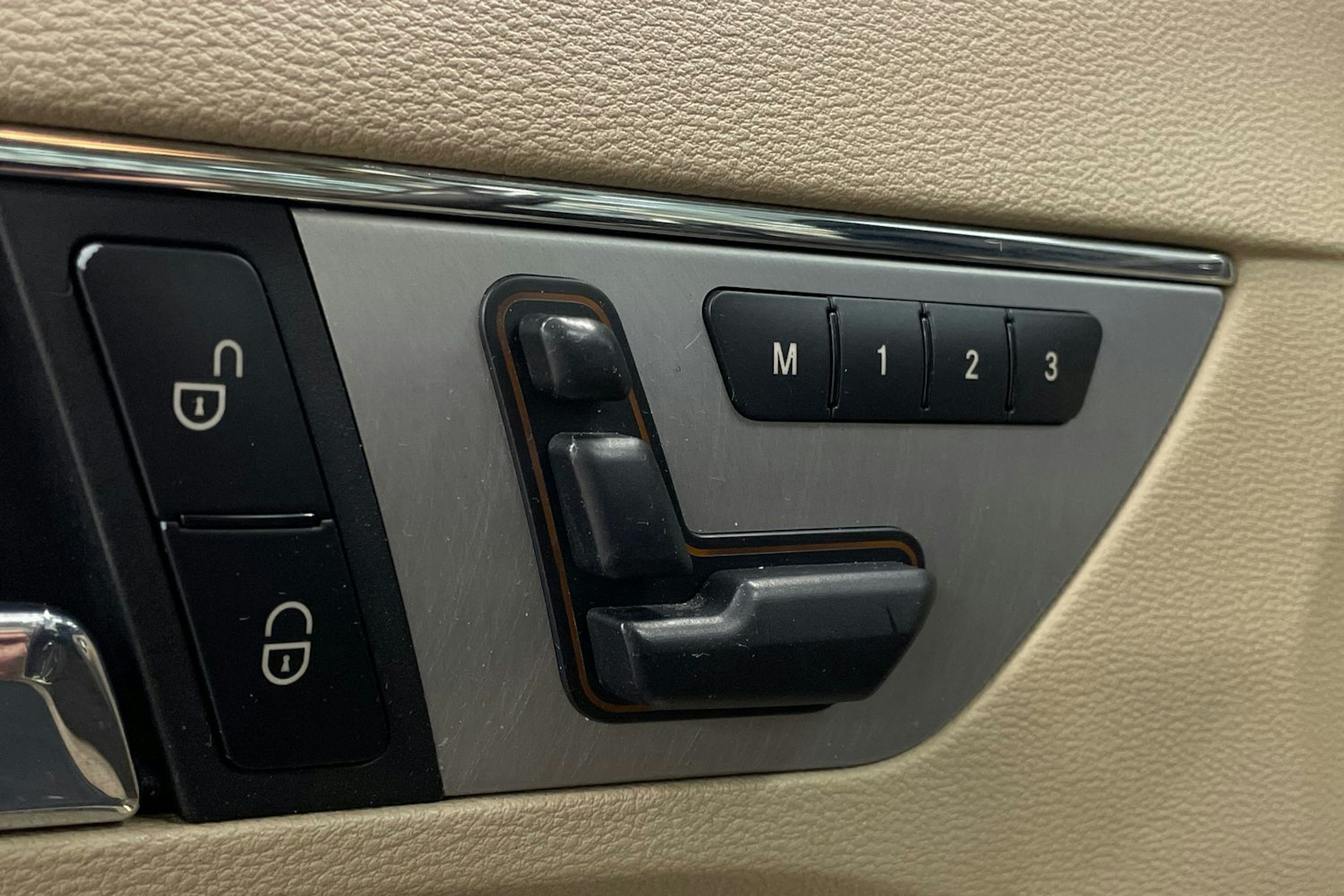 beige Mercedes-Benz E 2011 kuva 17.