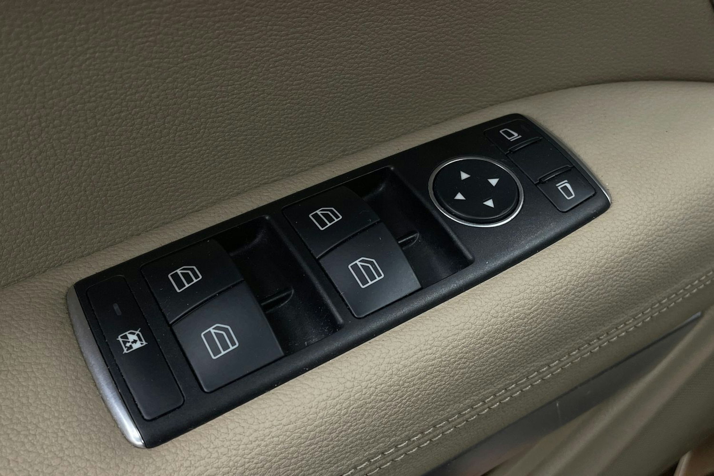 beige Mercedes-Benz E 2011 kuva 18.