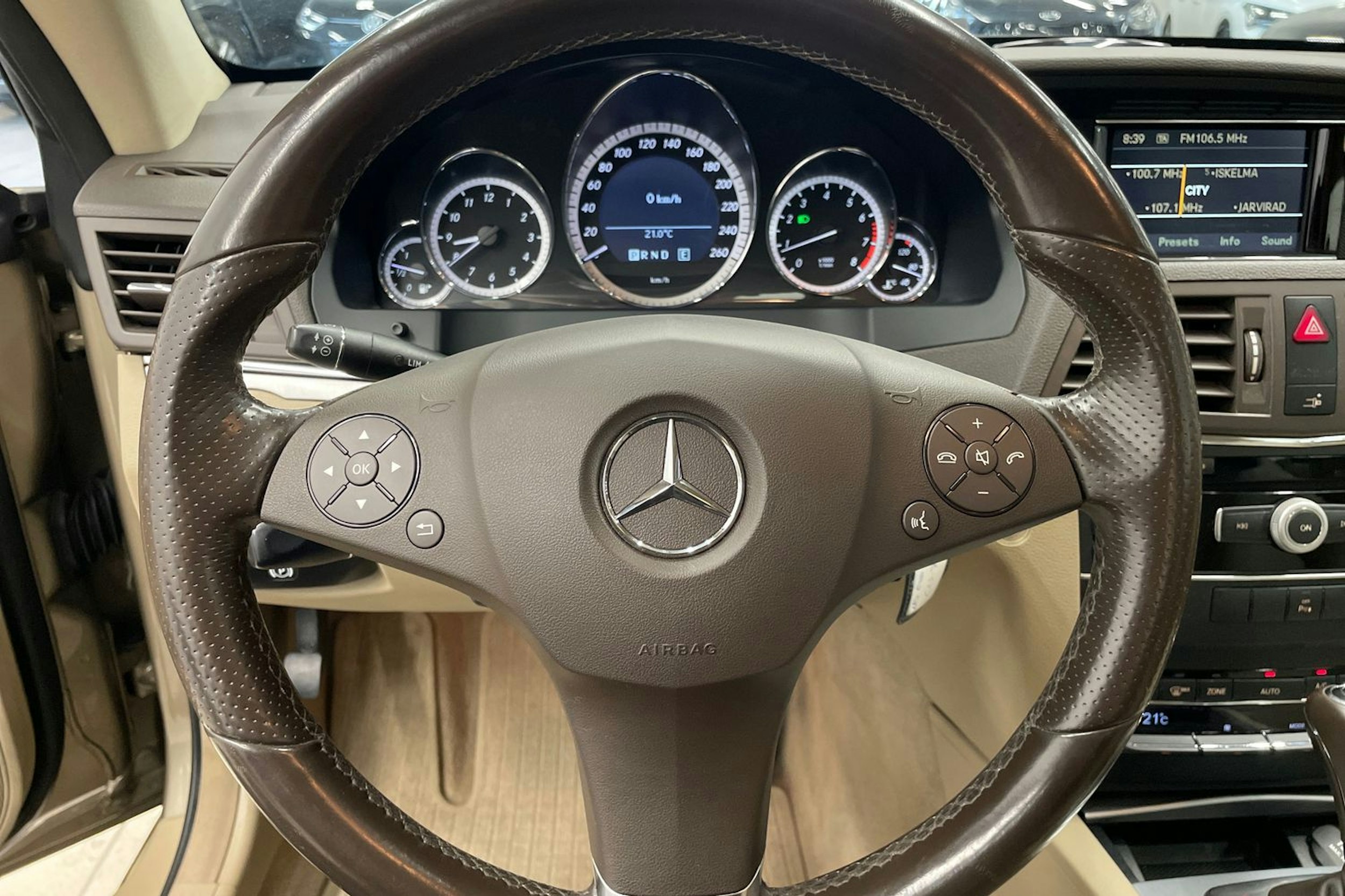 beige Mercedes-Benz E 2011 kuva 19.