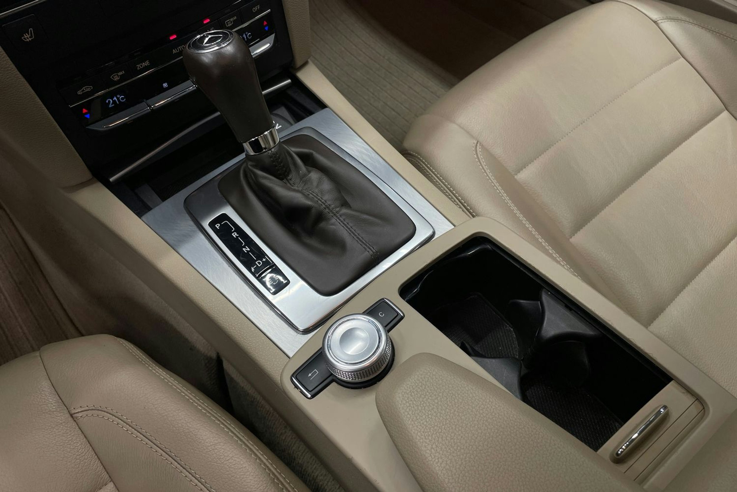beige Mercedes-Benz E 2011 kuva 23.