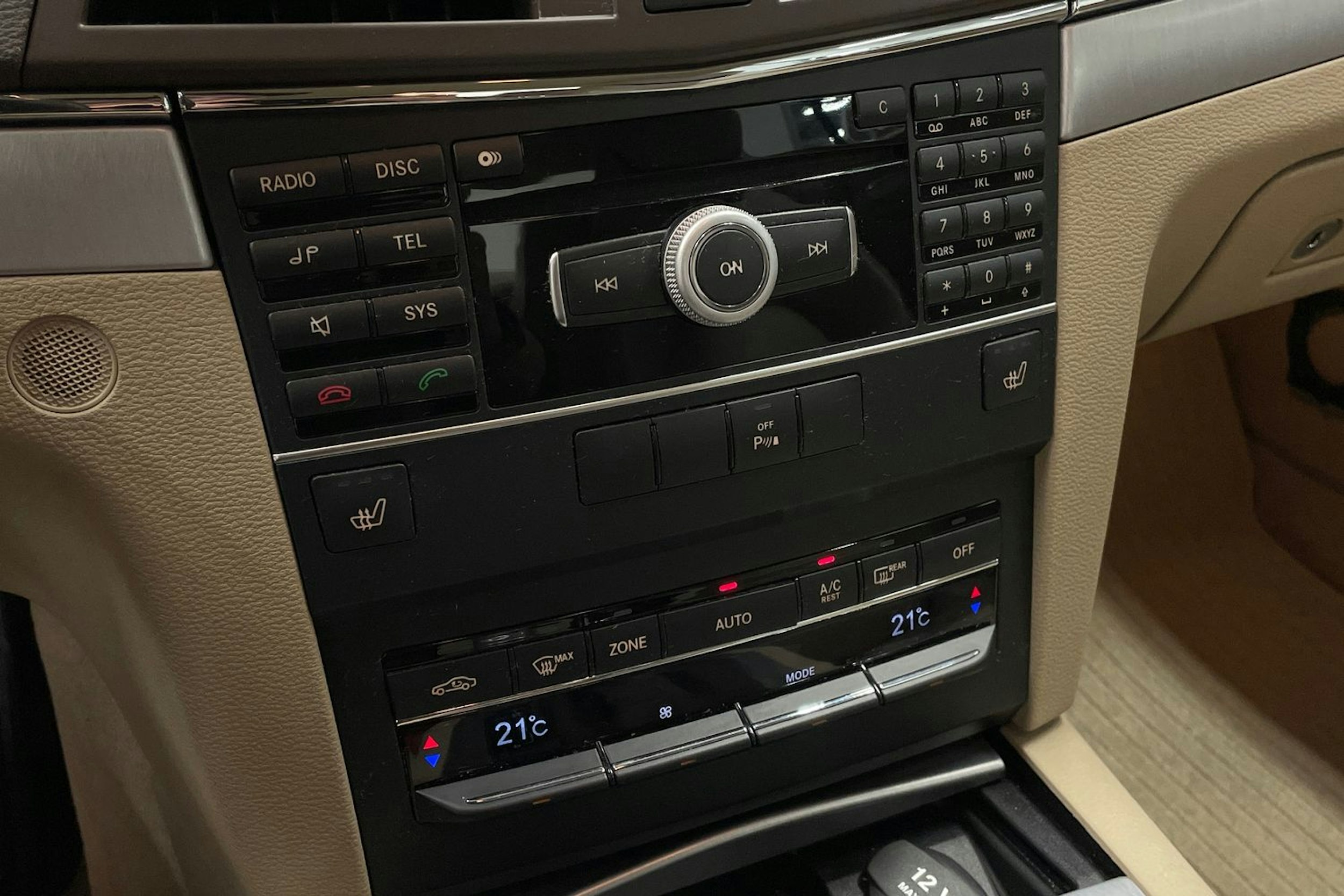 beige Mercedes-Benz E 2011 kuva 24.