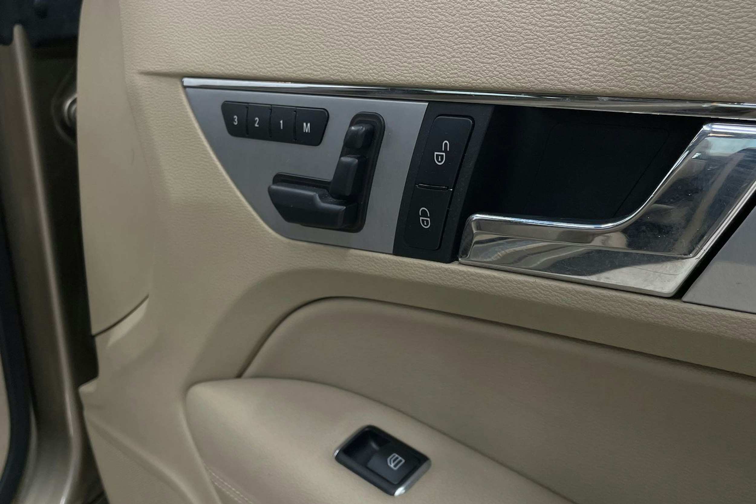 beige Mercedes-Benz E 2011 kuva 27.