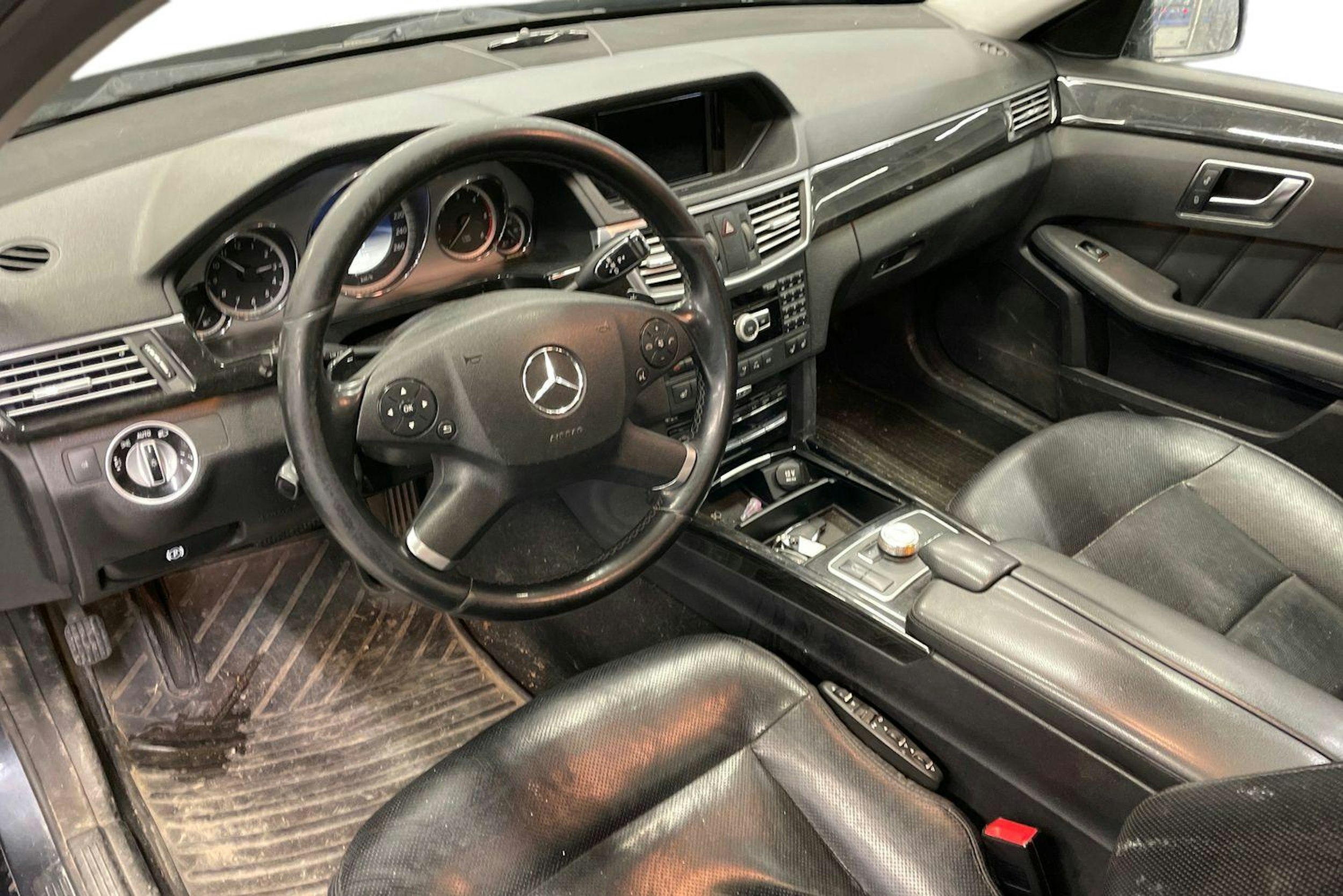 harmaa Mercedes-Benz E 2011 kuva 3.