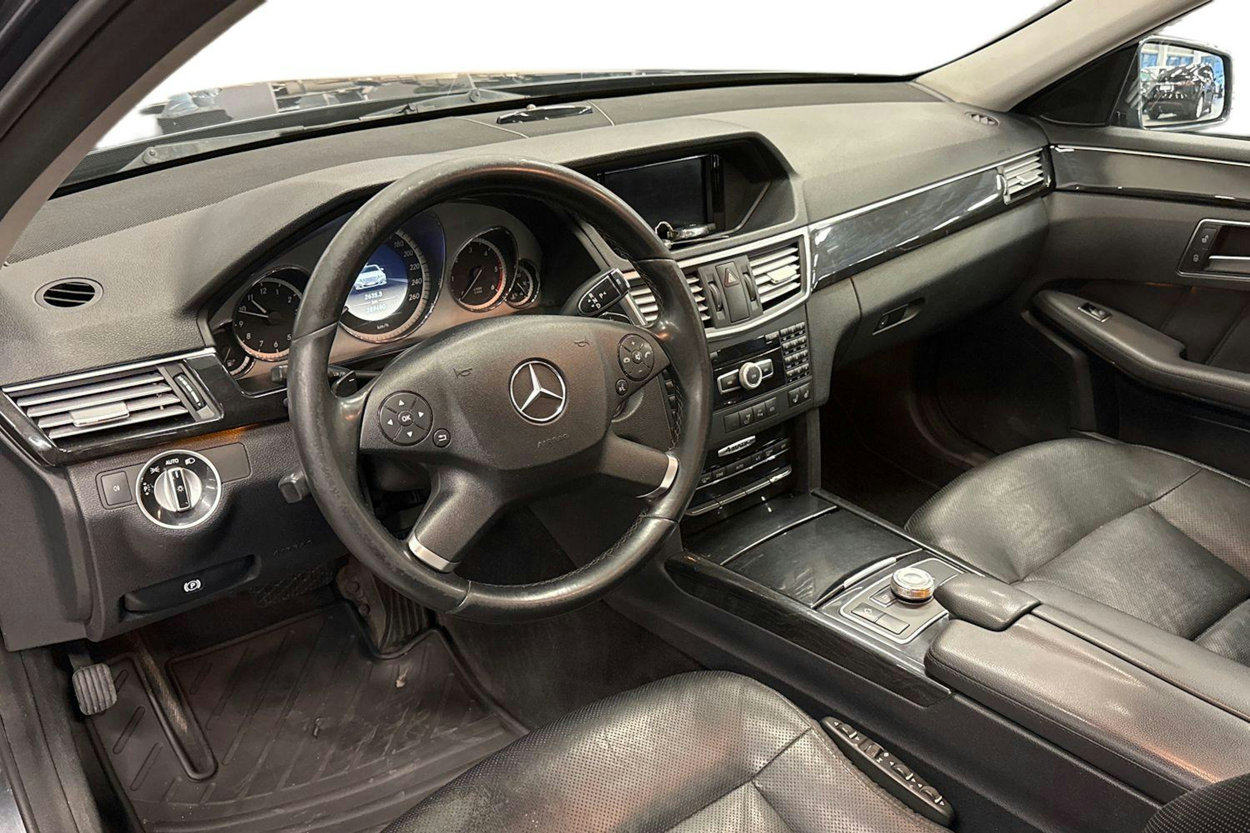 harmaa Mercedes-Benz E 2011 kuva 7.