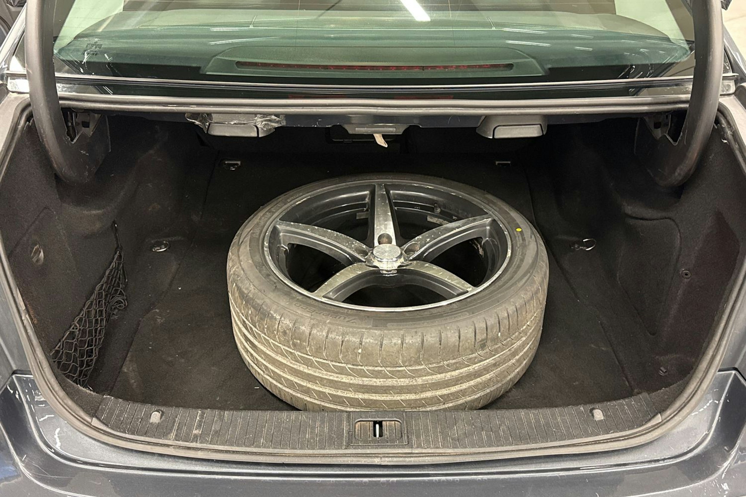 harmaa Mercedes-Benz E 2011 kuva 13.