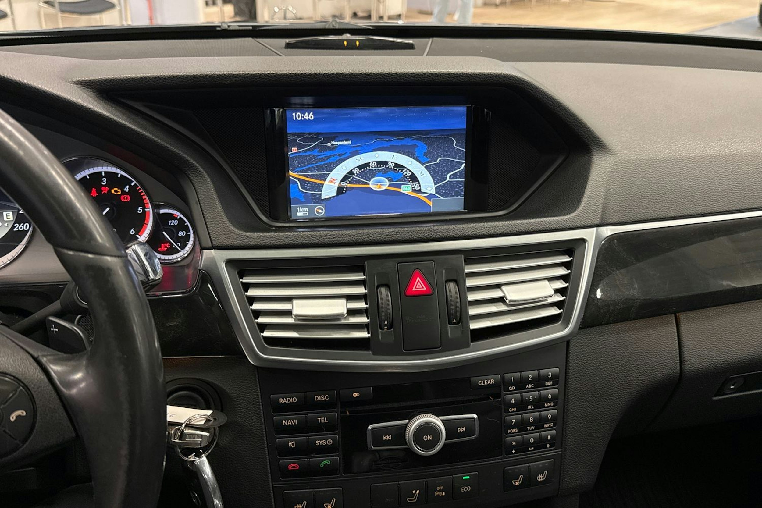 harmaa Mercedes-Benz E 2011 kuva 17.