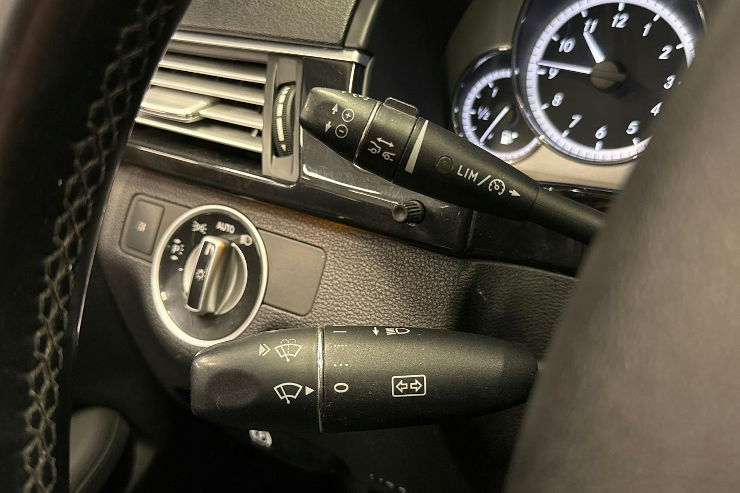 harmaa Mercedes-Benz E 2011 kuva 19.