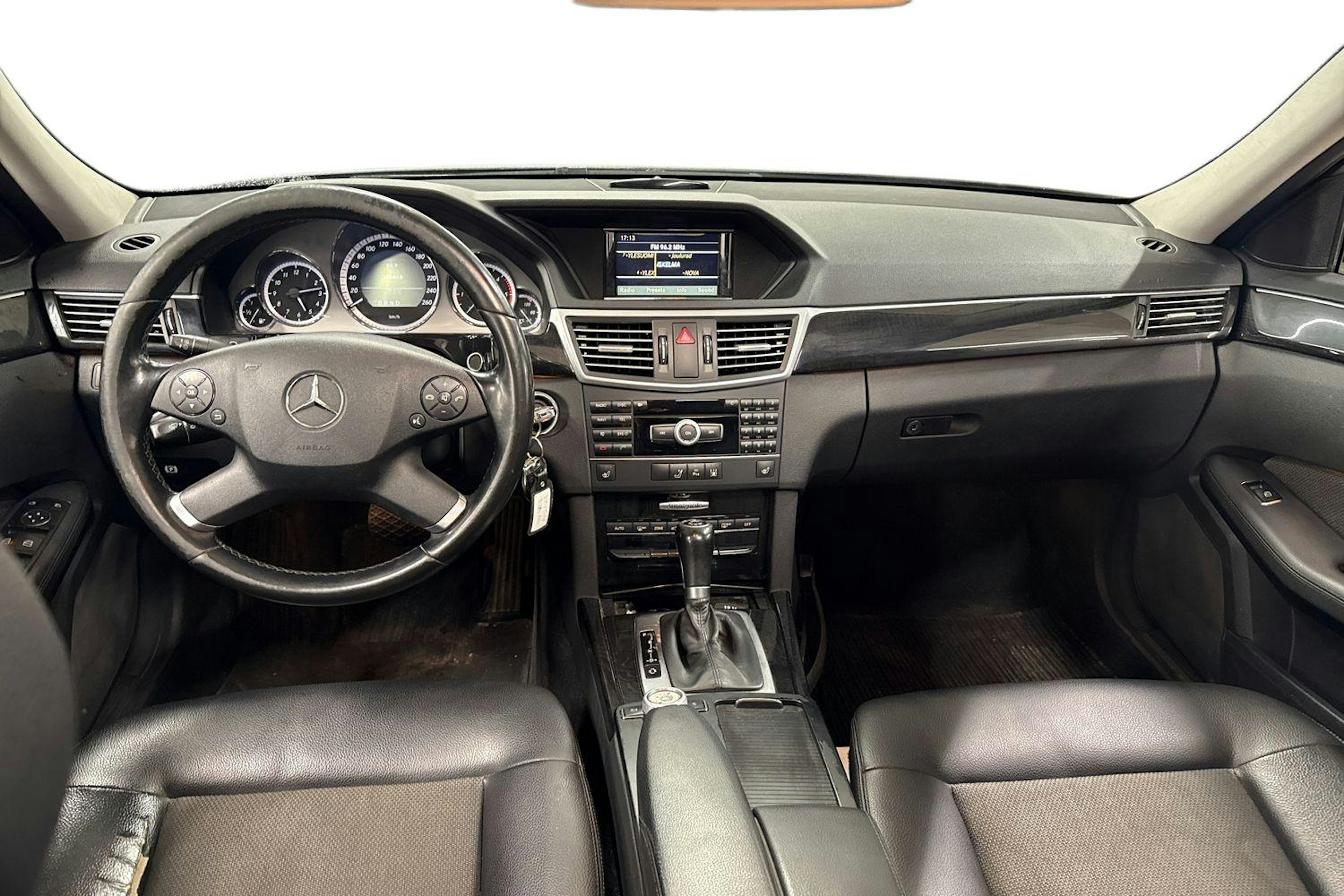 Harmaa Mercedes-Benz E 2011 kuva 9.