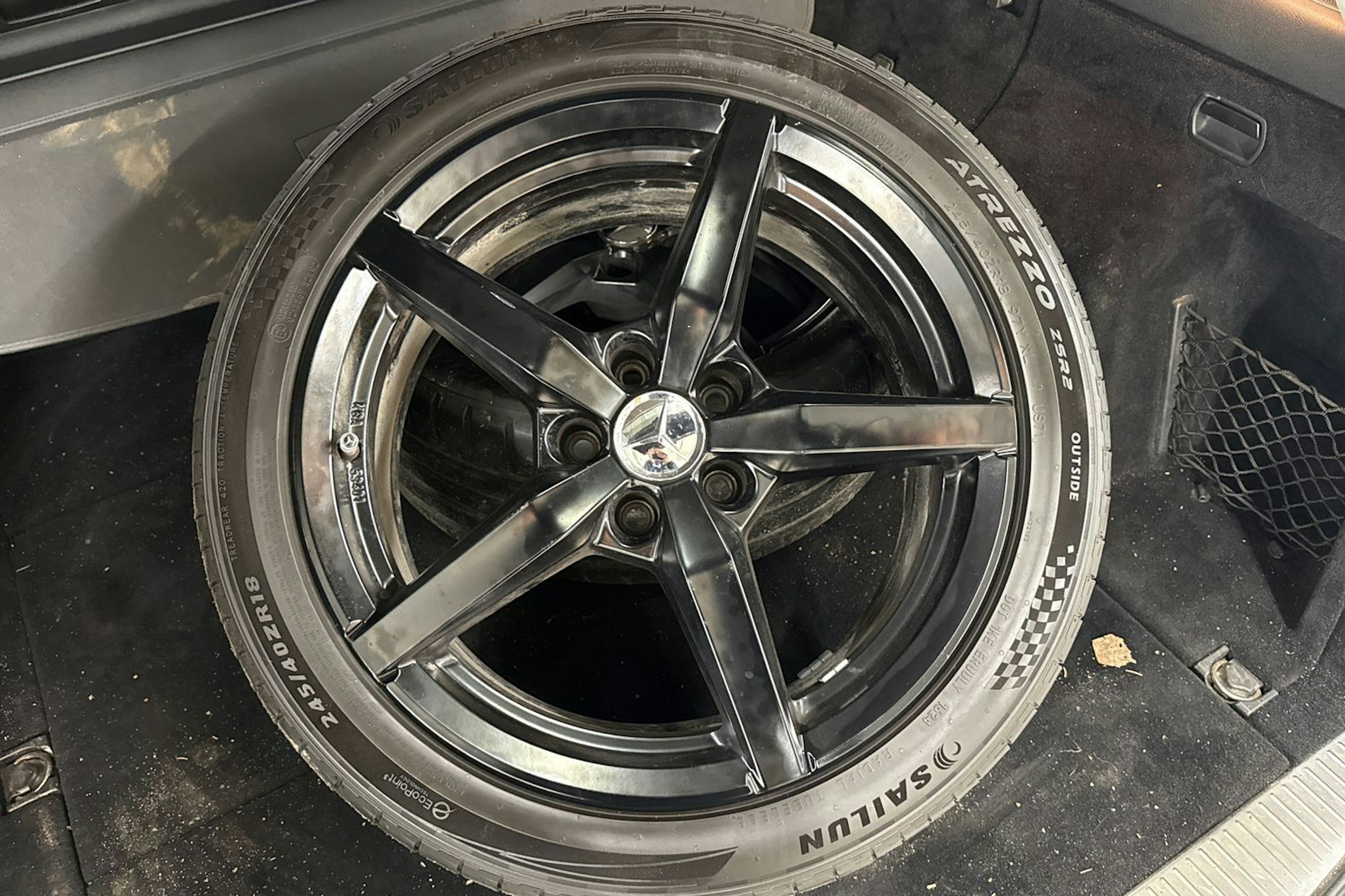 Harmaa Mercedes-Benz E 2011 kuva 13.