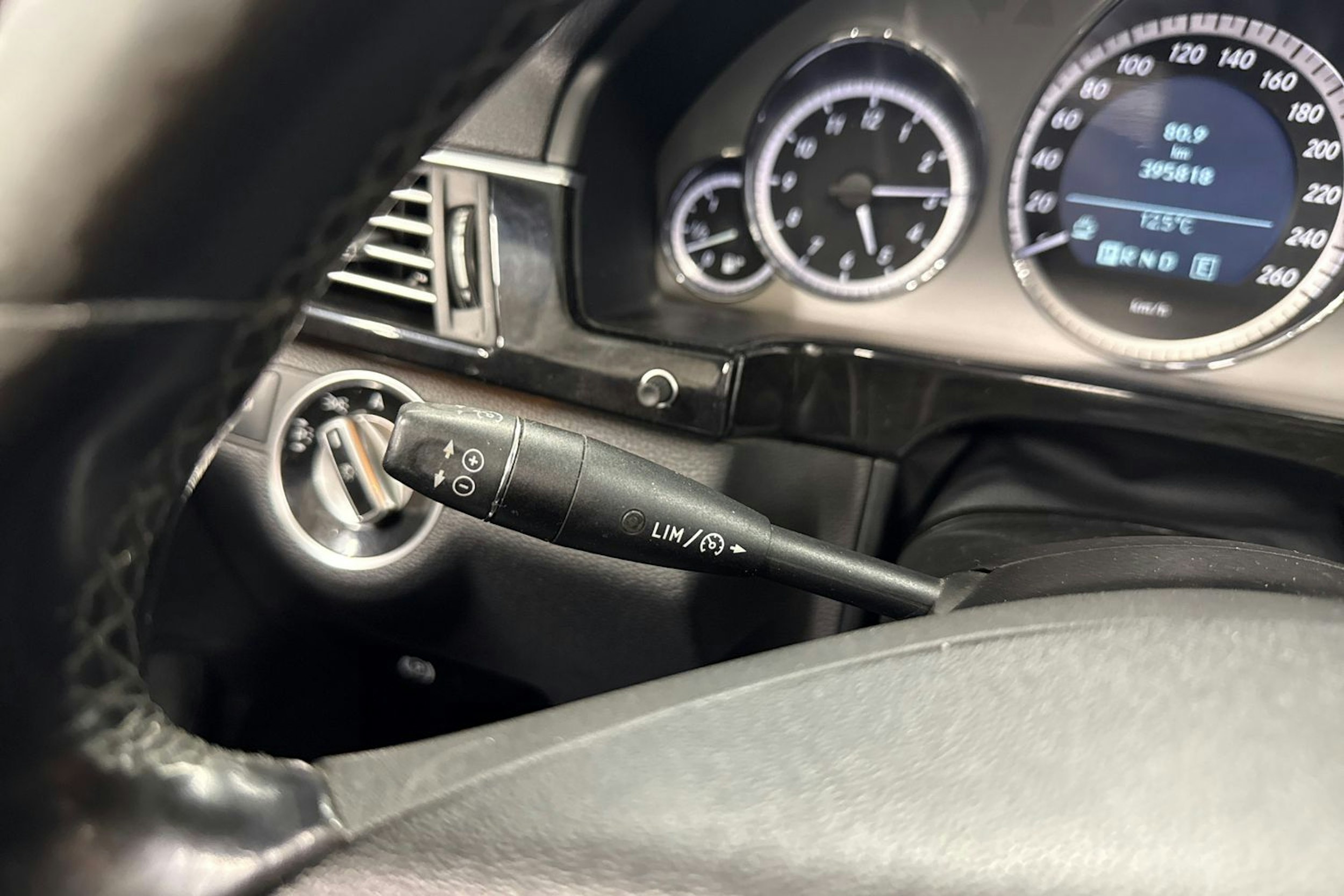 Harmaa Mercedes-Benz E 2011 kuva 16.