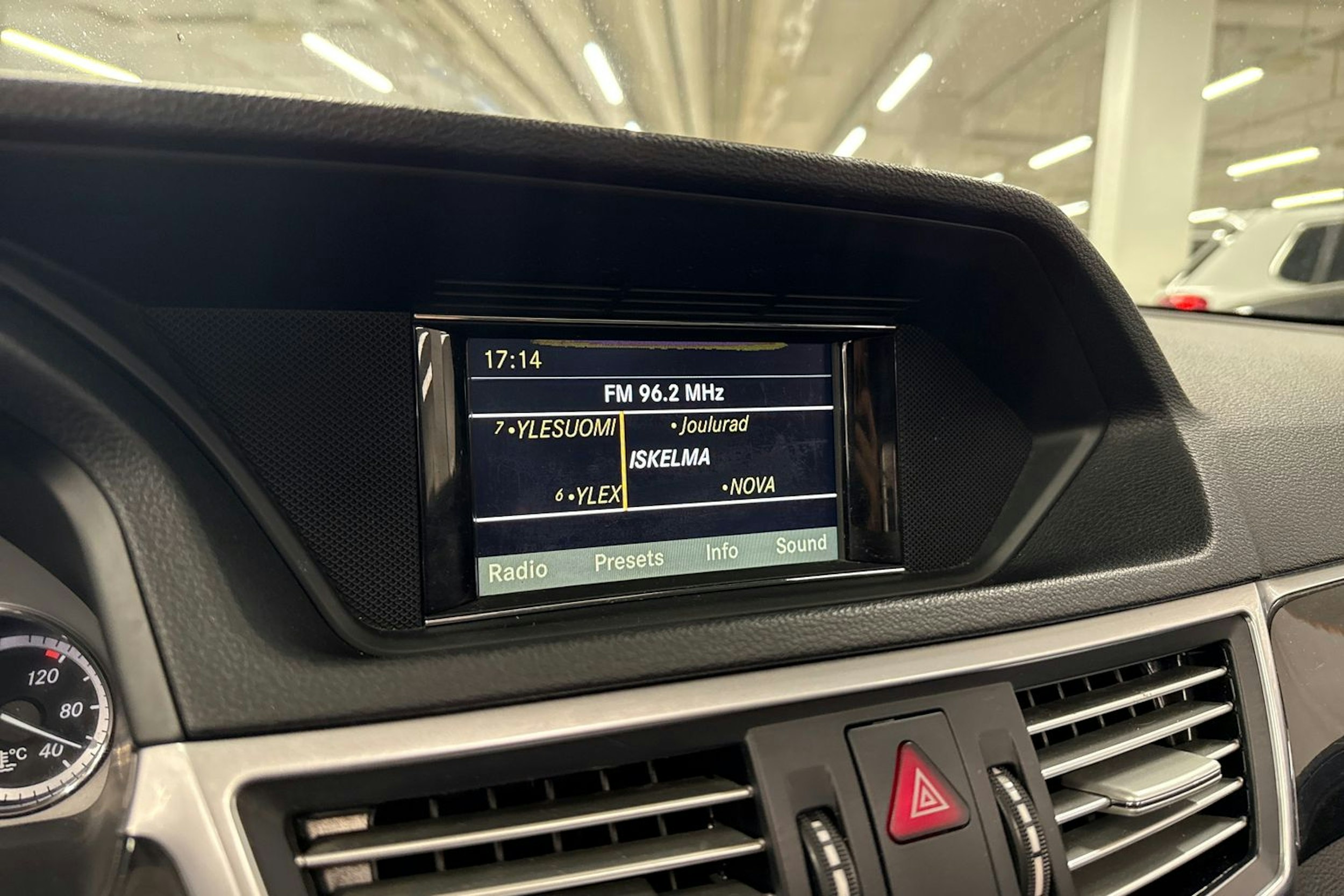 Harmaa Mercedes-Benz E 2011 kuva 17.