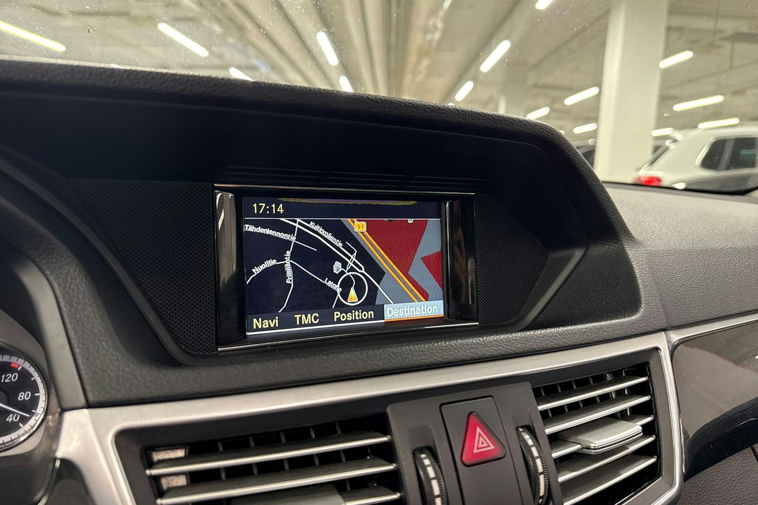 Harmaa Mercedes-Benz E 2011 kuva 18.