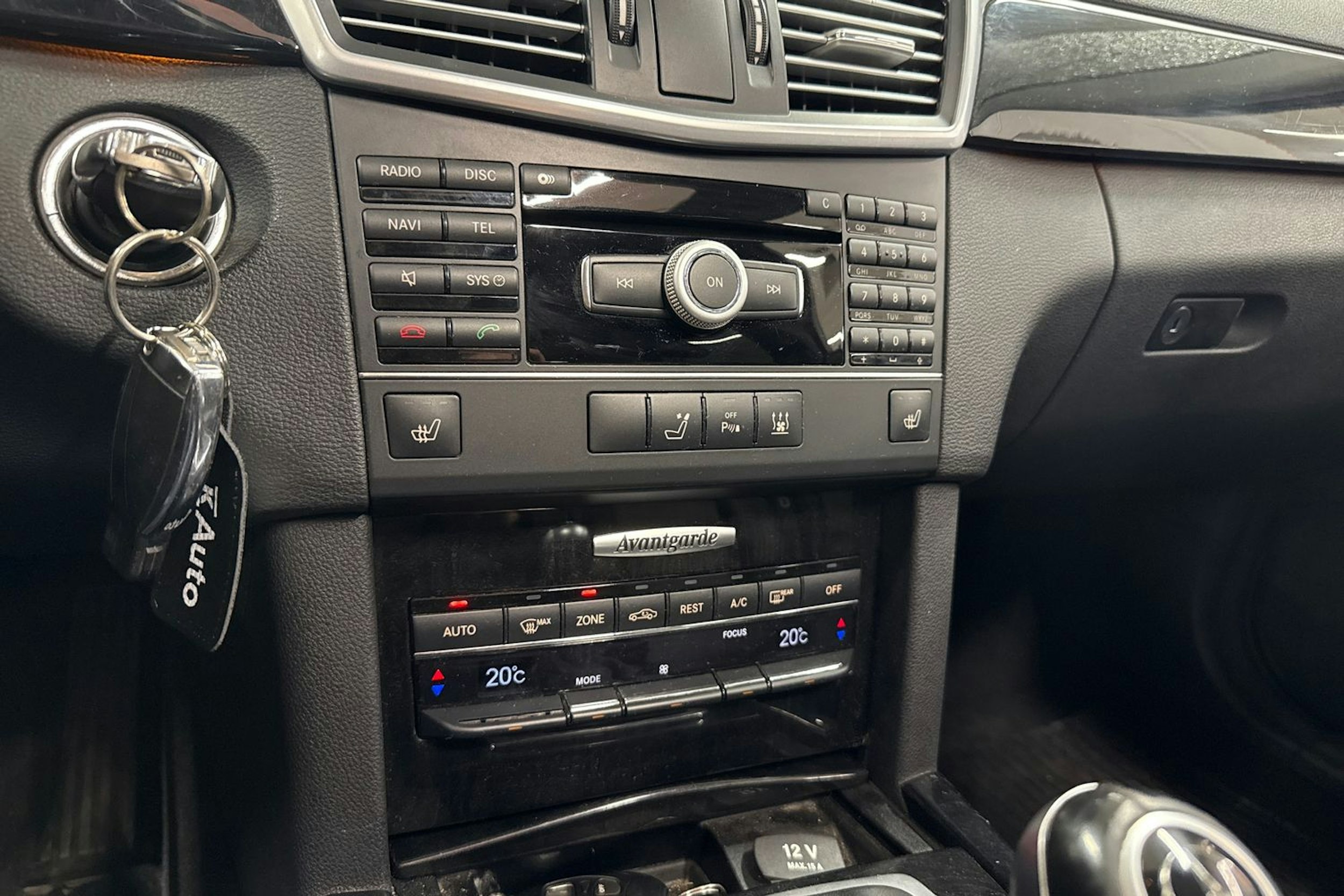 Harmaa Mercedes-Benz E 2011 kuva 19.