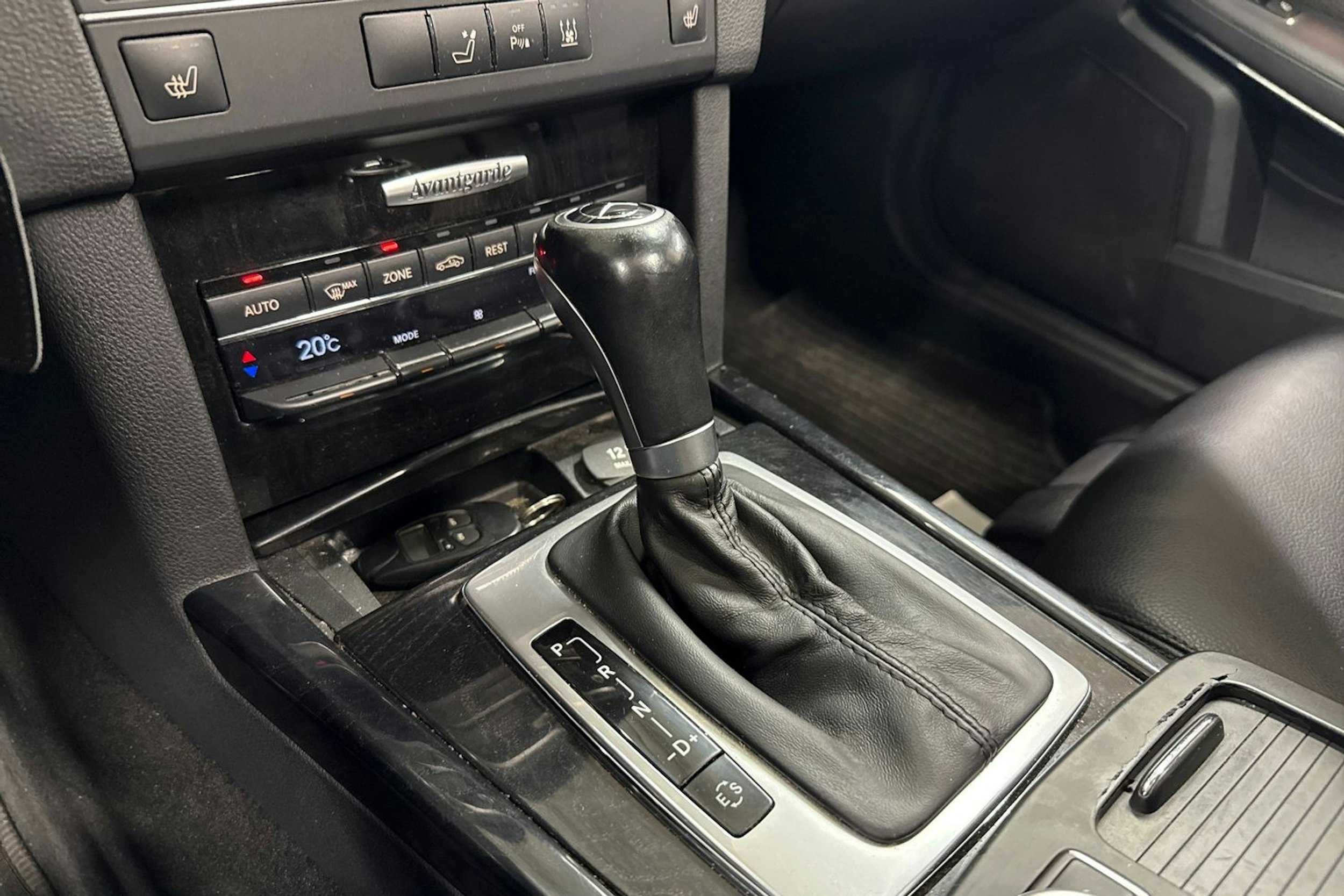 Harmaa Mercedes-Benz E 2011 kuva 20.