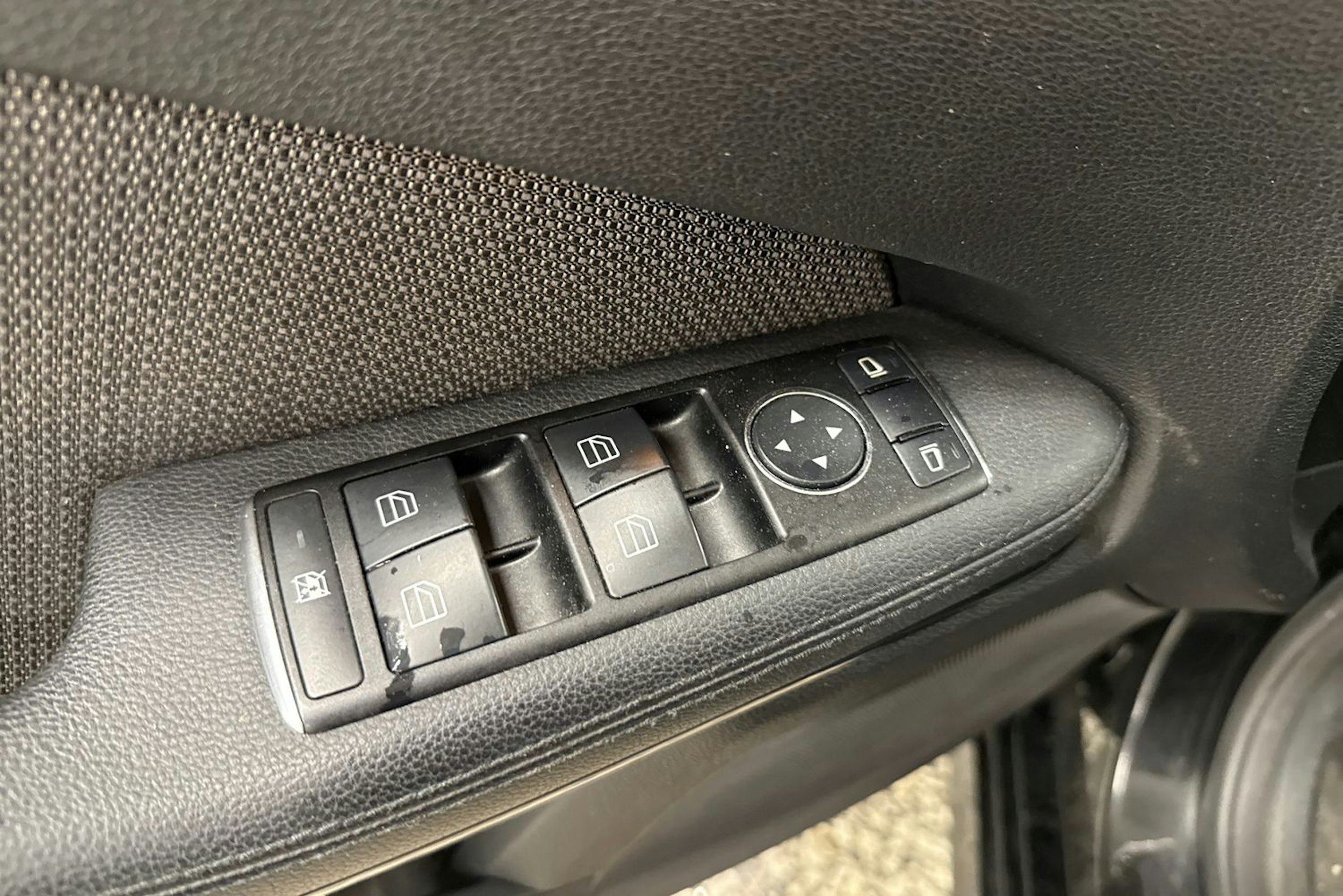 Harmaa Mercedes-Benz E 2011 kuva 22.