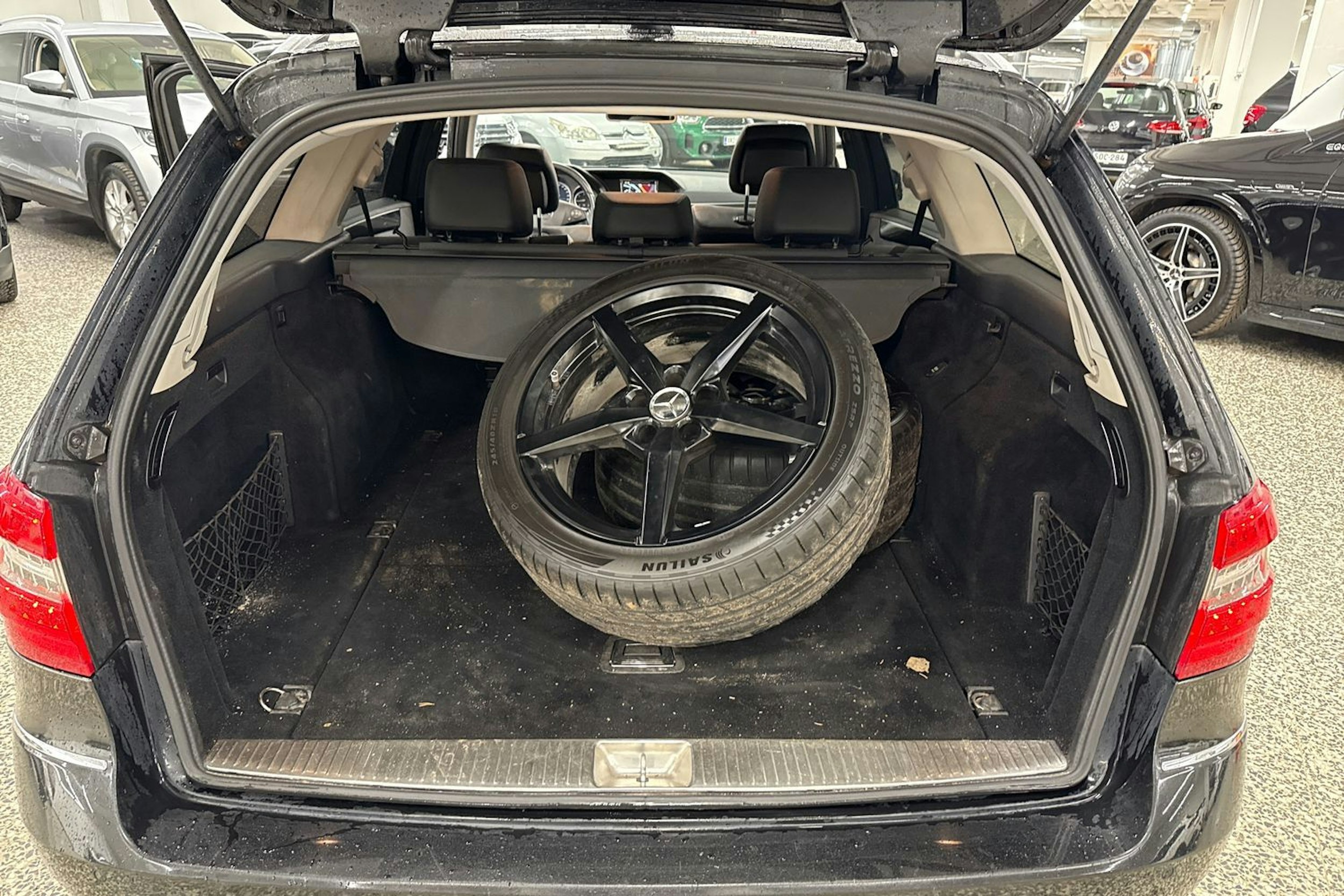 Harmaa Mercedes-Benz E 2011 kuva 23.