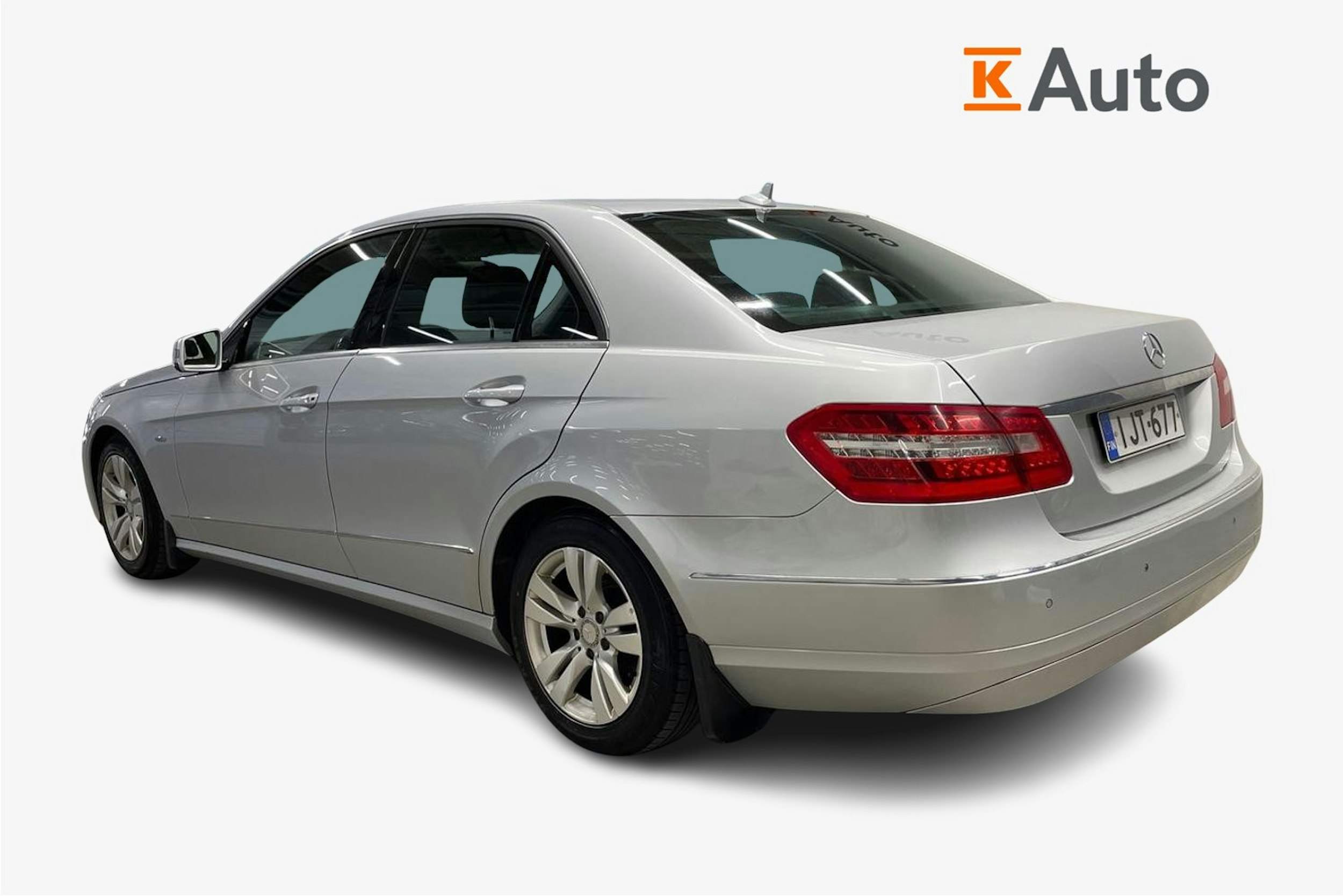 harmaa Mercedes-Benz E 2011 kuva 2.