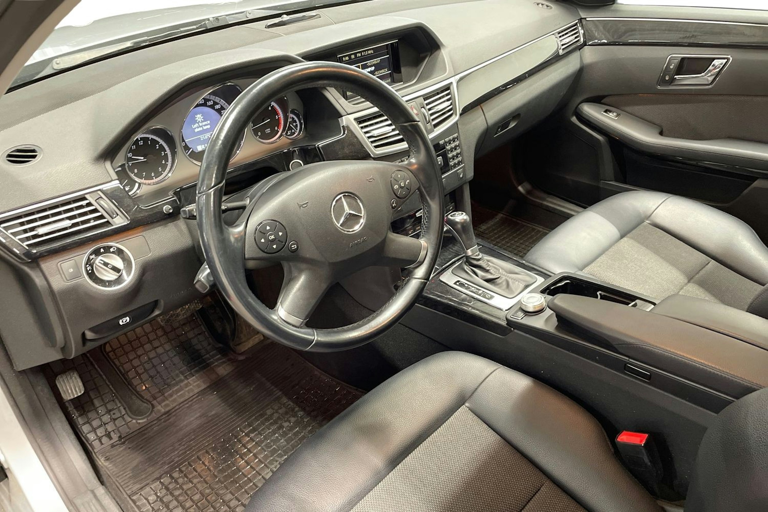 harmaa Mercedes-Benz E 2011 kuva 7.