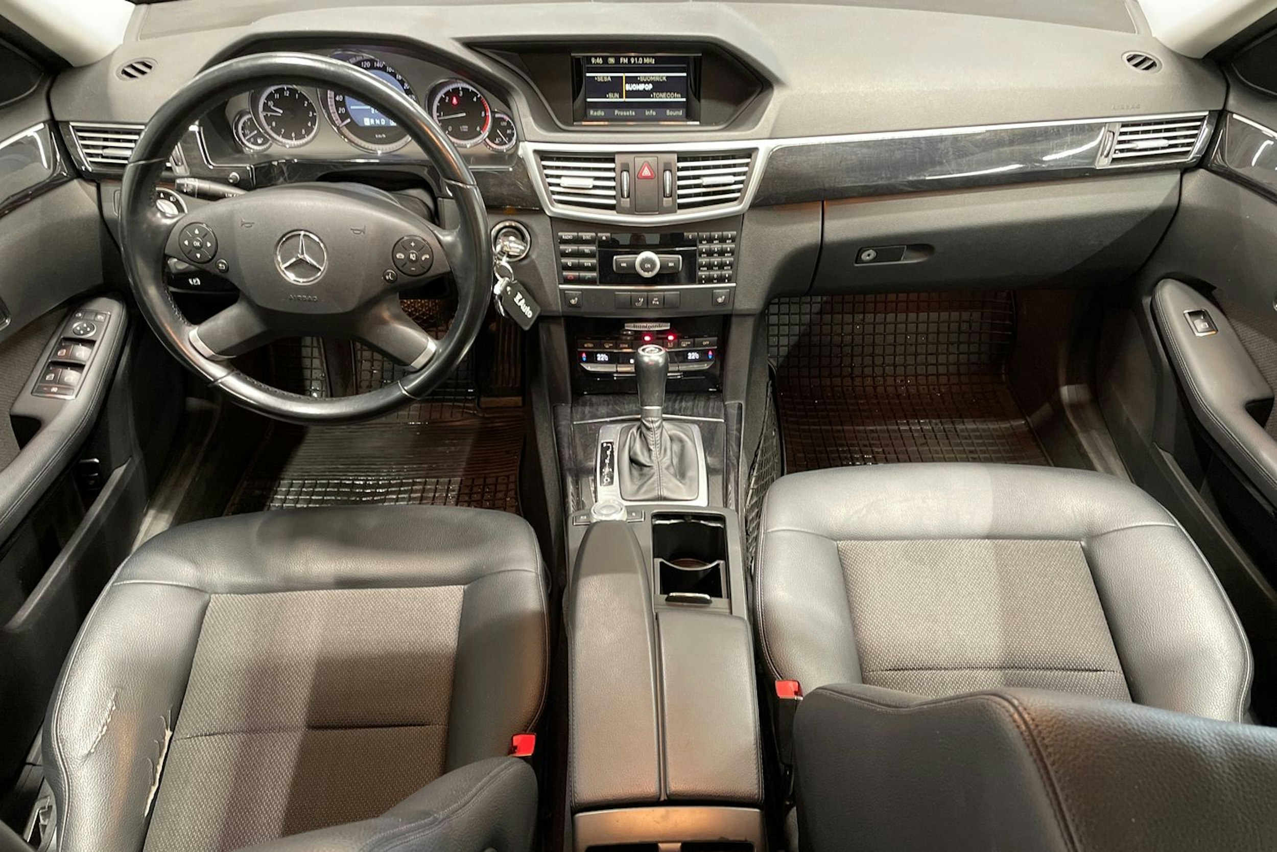 harmaa Mercedes-Benz E 2011 kuva 9.