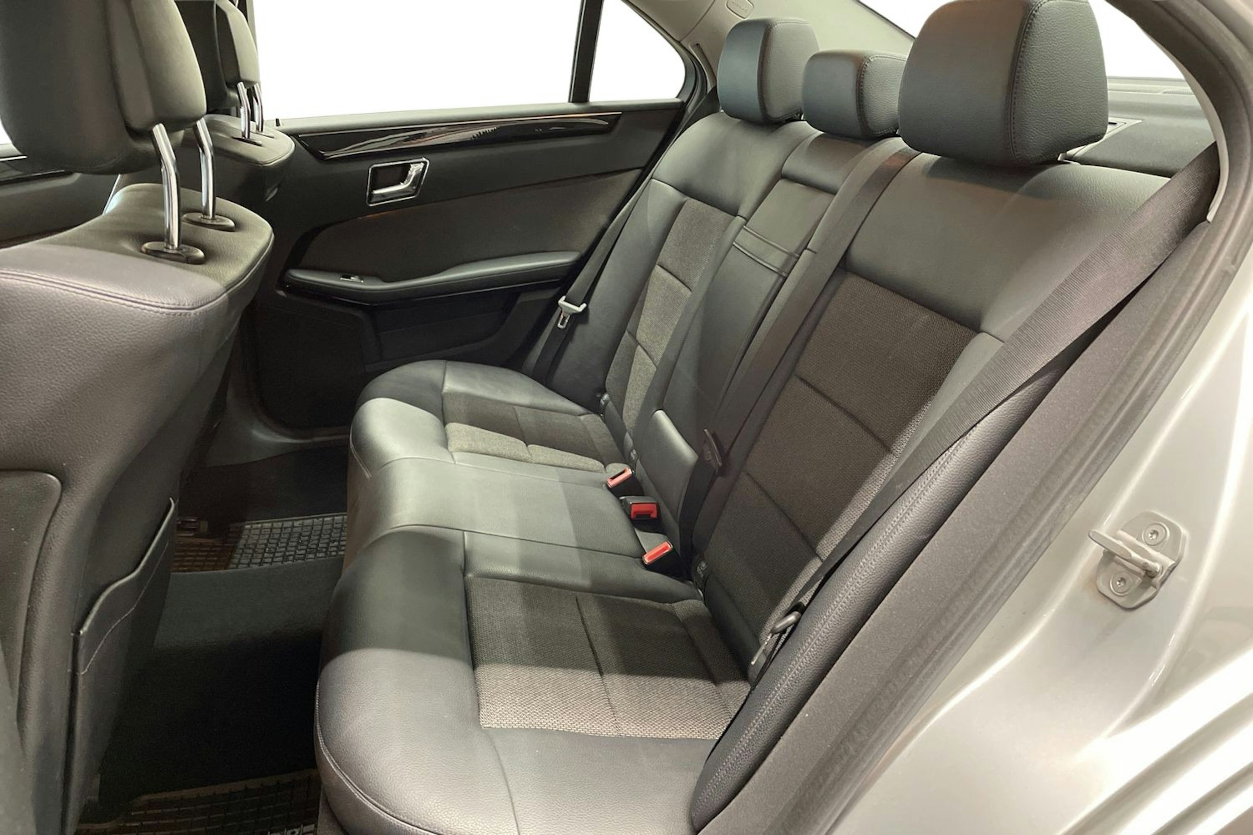 harmaa Mercedes-Benz E 2011 kuva 10.