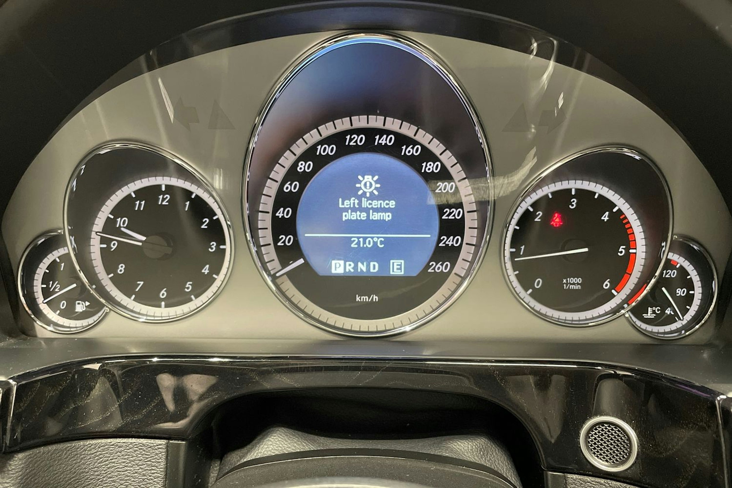 harmaa Mercedes-Benz E 2011 kuva 16.
