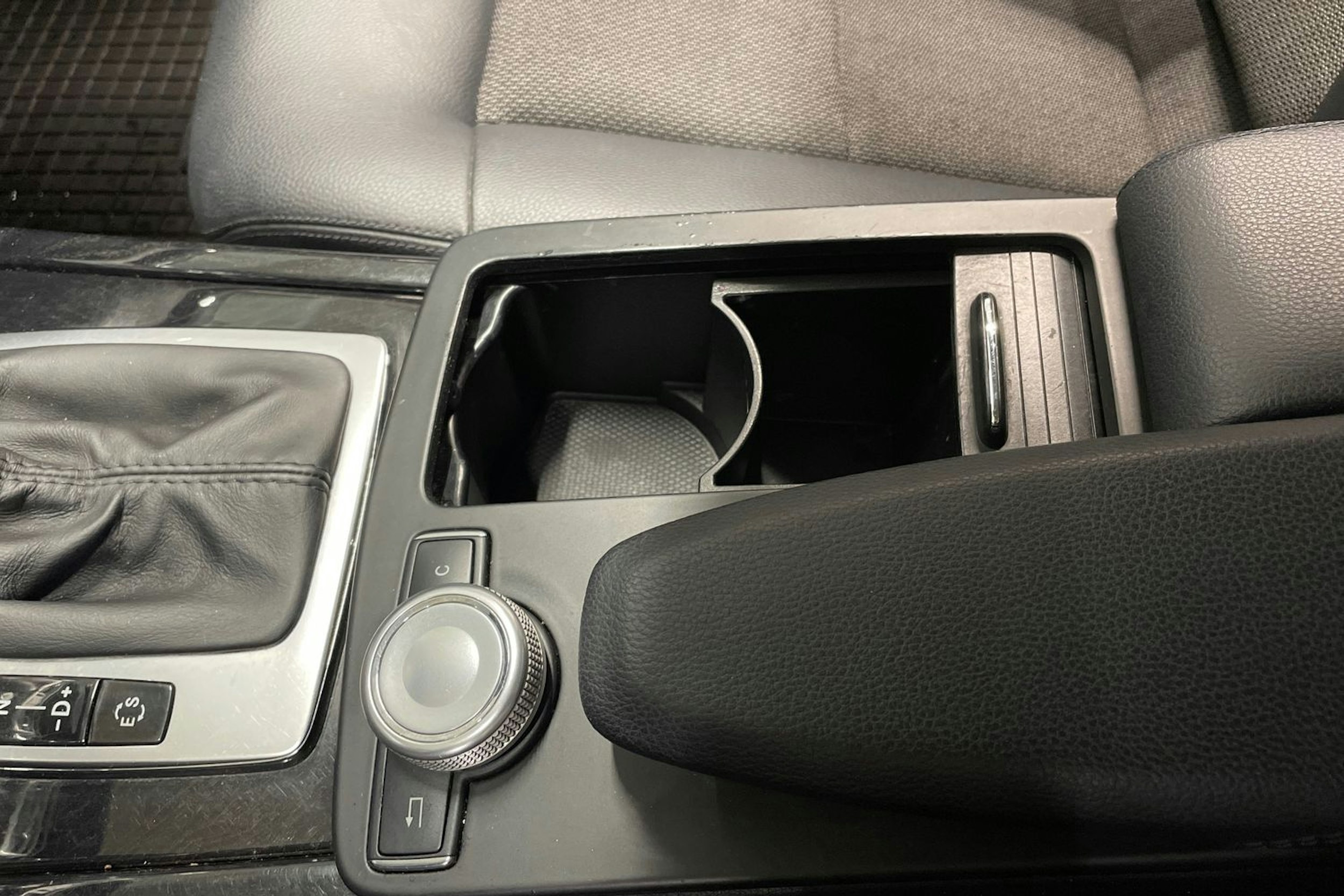 harmaa Mercedes-Benz E 2011 kuva 20.