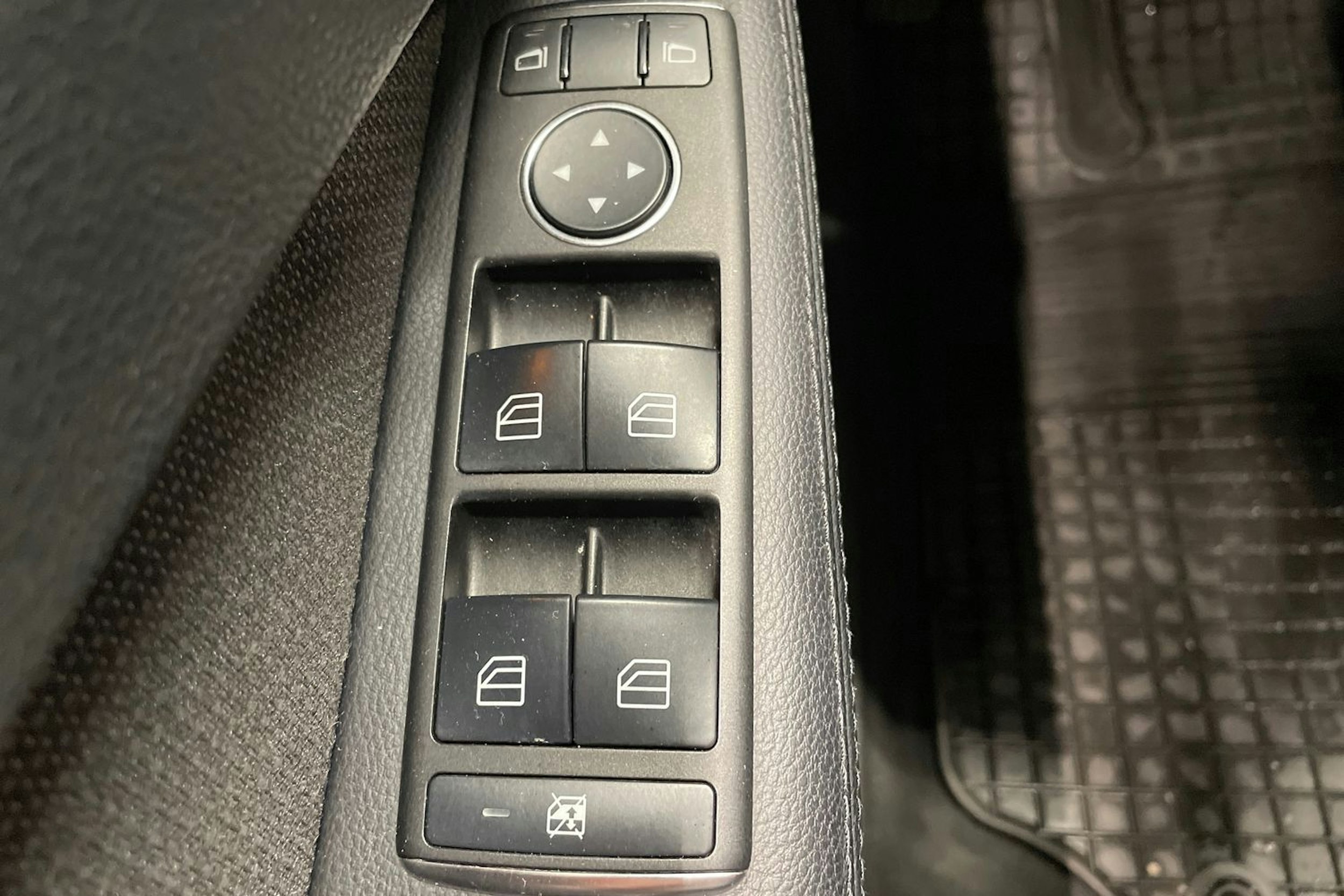 harmaa Mercedes-Benz E 2011 kuva 22.