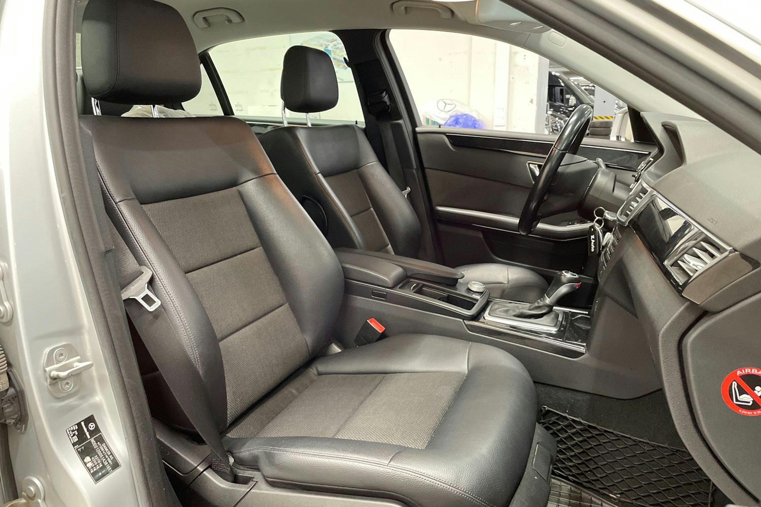 harmaa Mercedes-Benz E 2011 kuva 27.
