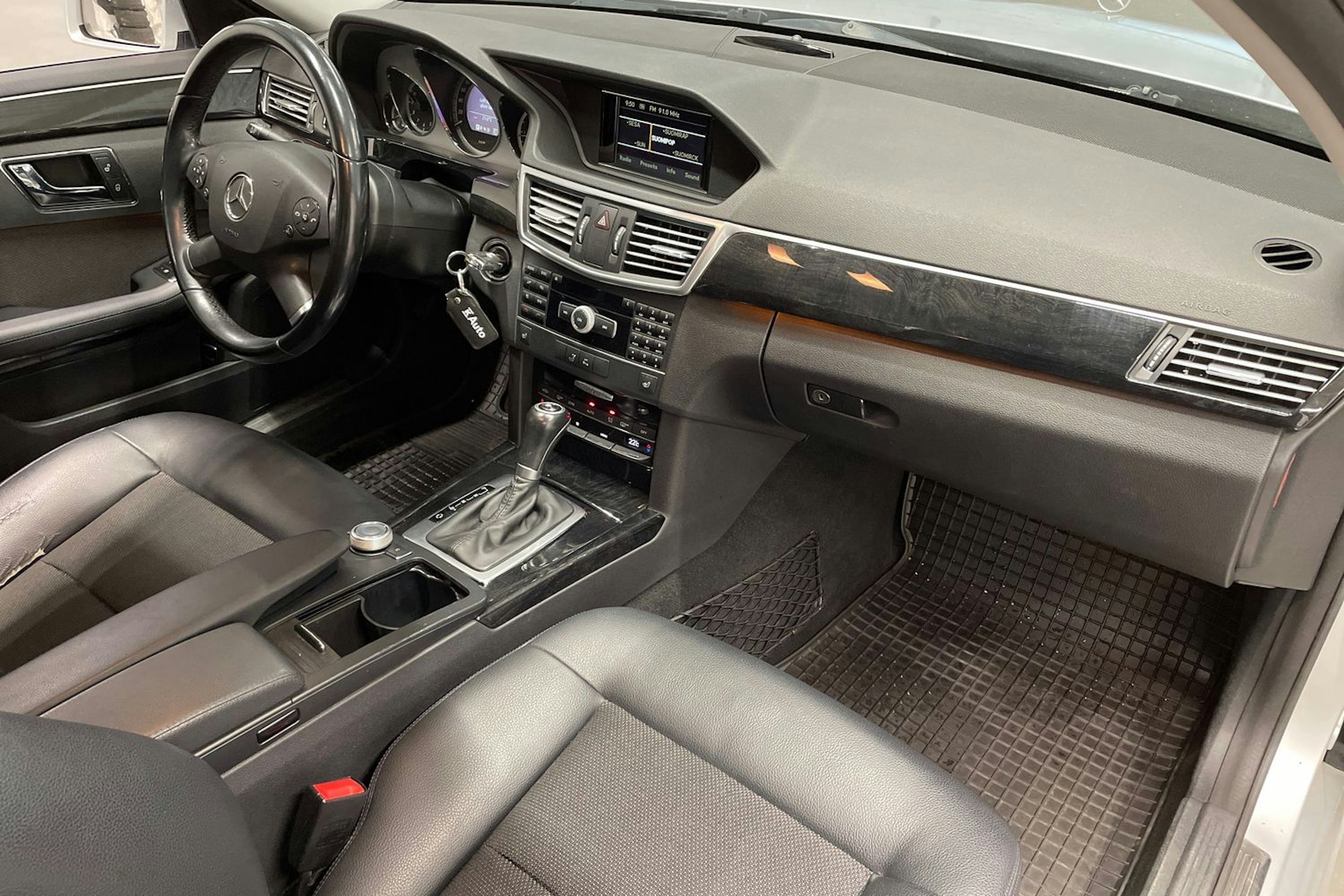 harmaa Mercedes-Benz E 2011 kuva 28.
