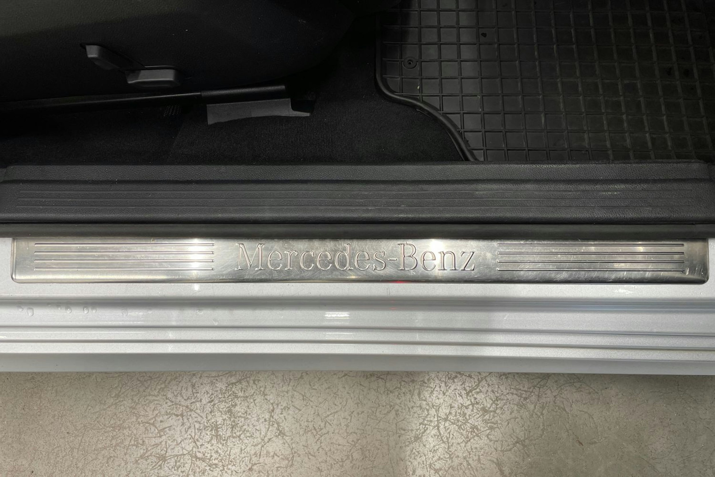 harmaa Mercedes-Benz E 2011 kuva 29.