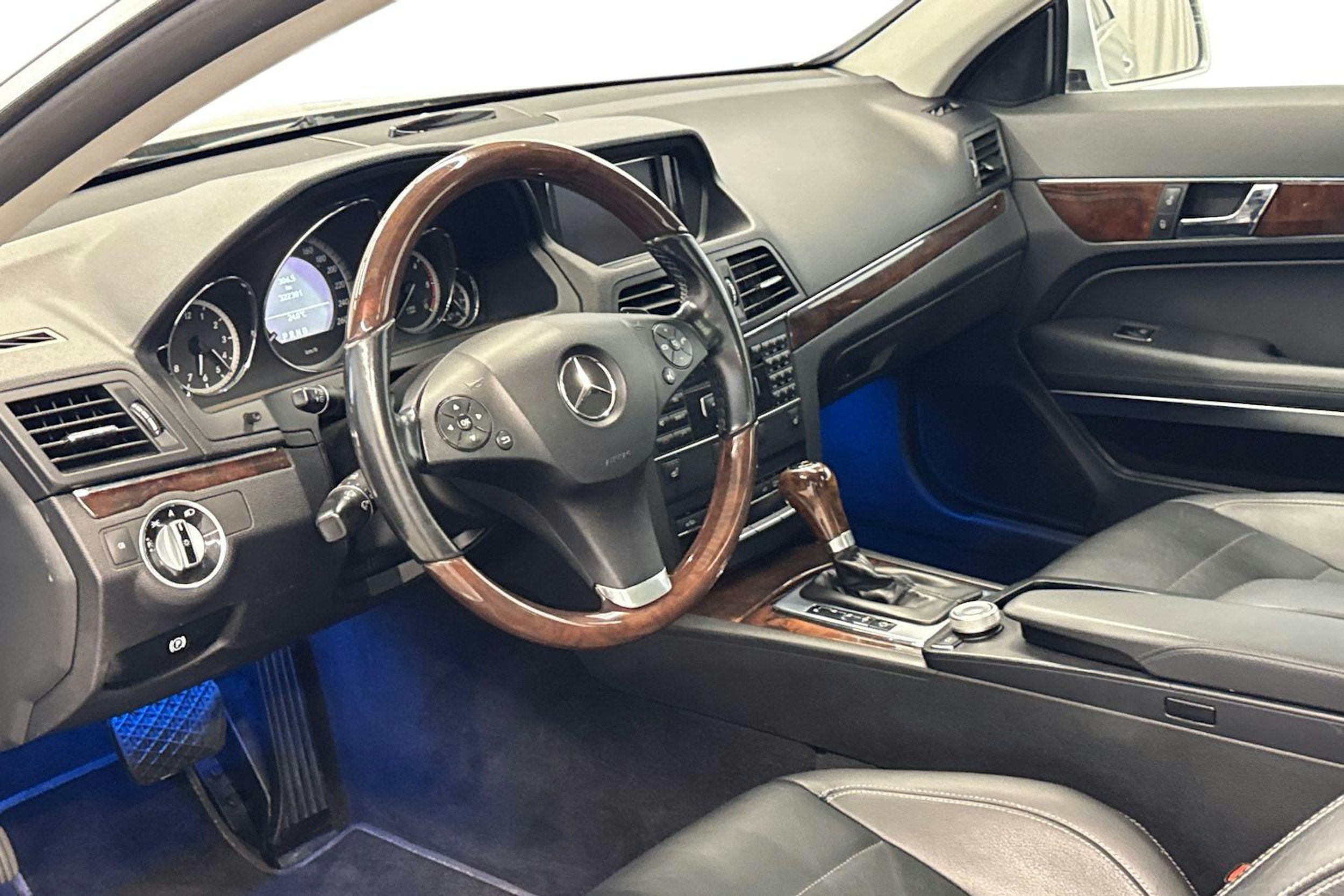 hopea Mercedes-Benz E 2011 kuva 7.