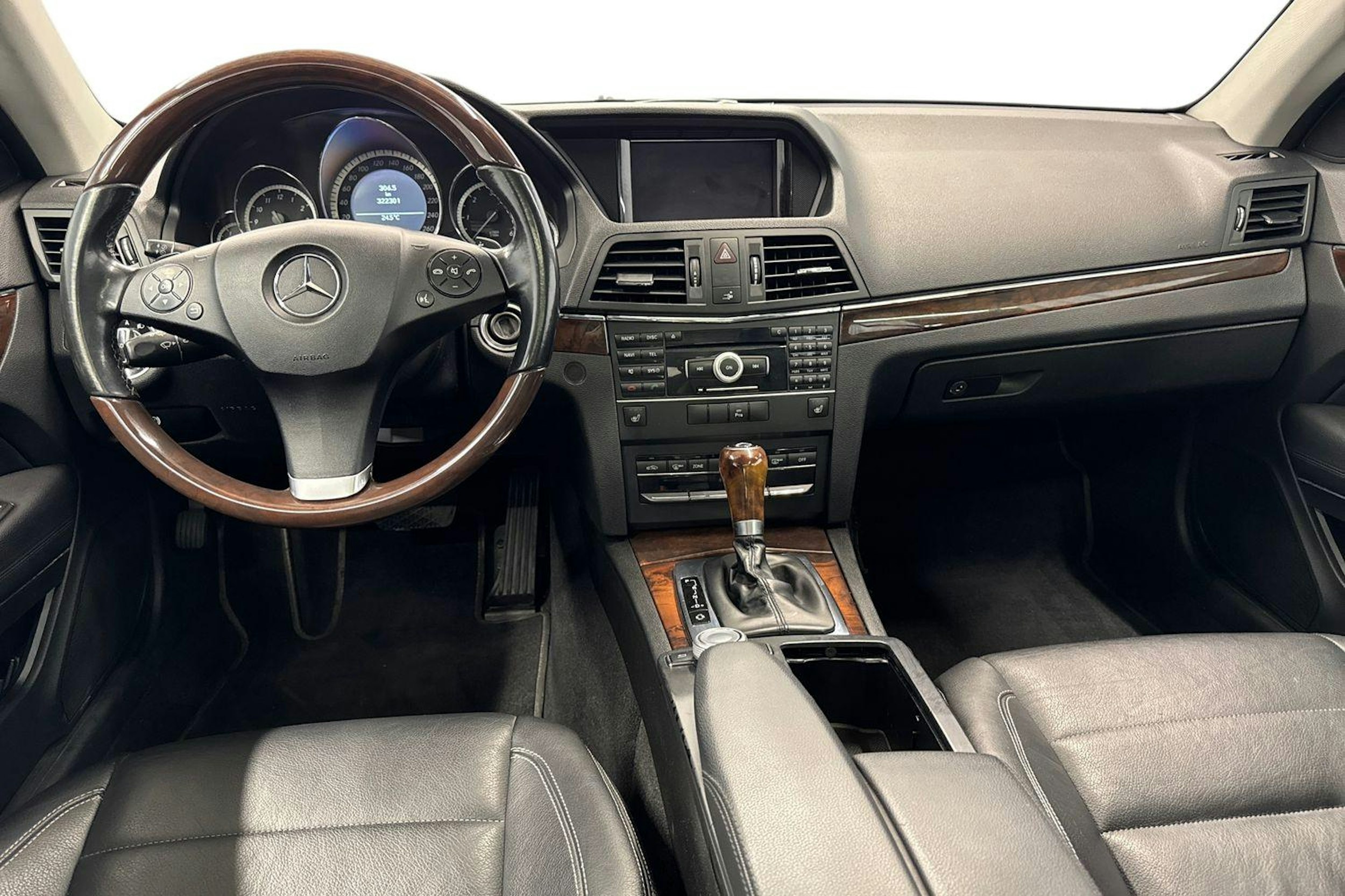 hopea Mercedes-Benz E 2011 kuva 9.