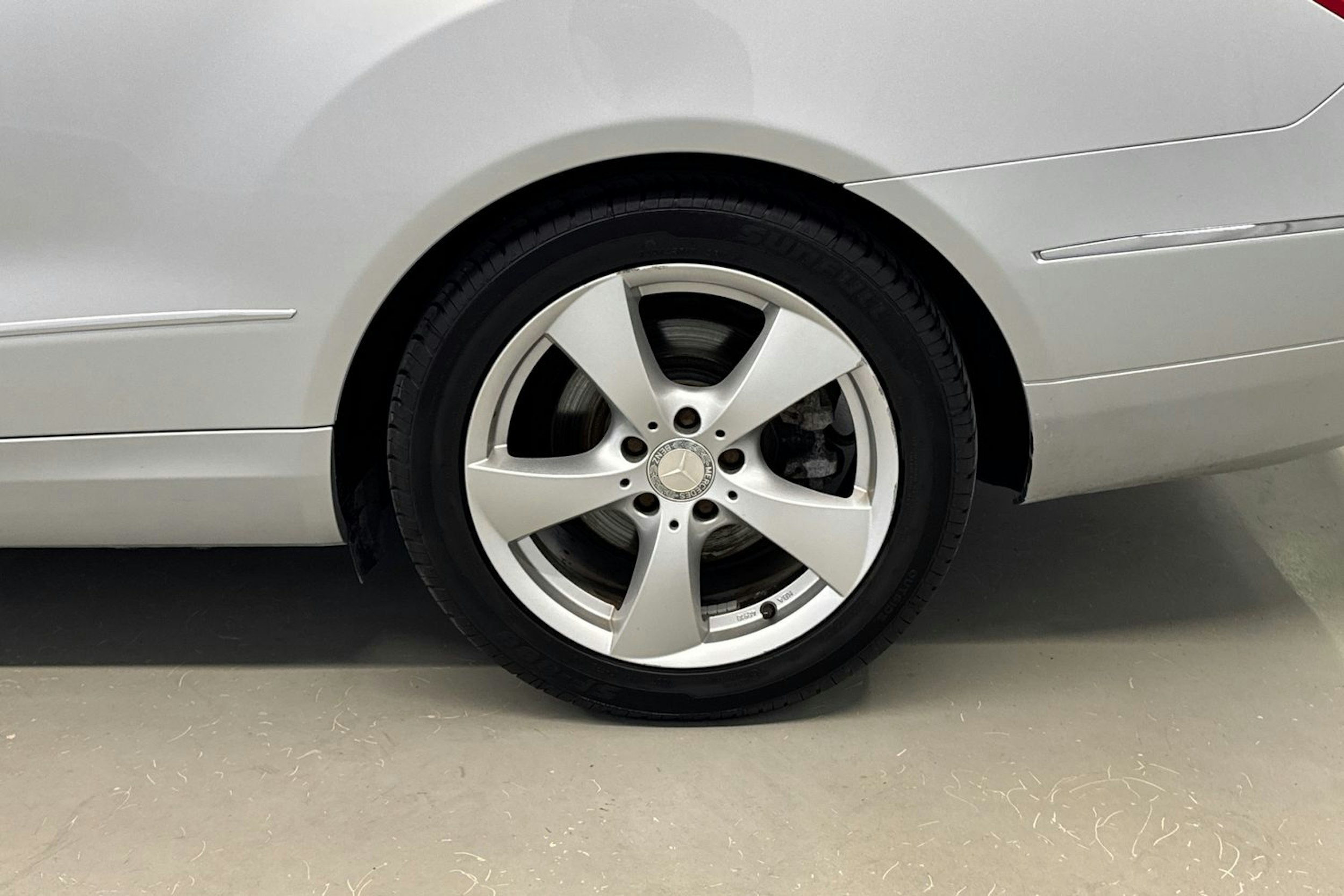 hopea Mercedes-Benz E 2011 kuva 13.