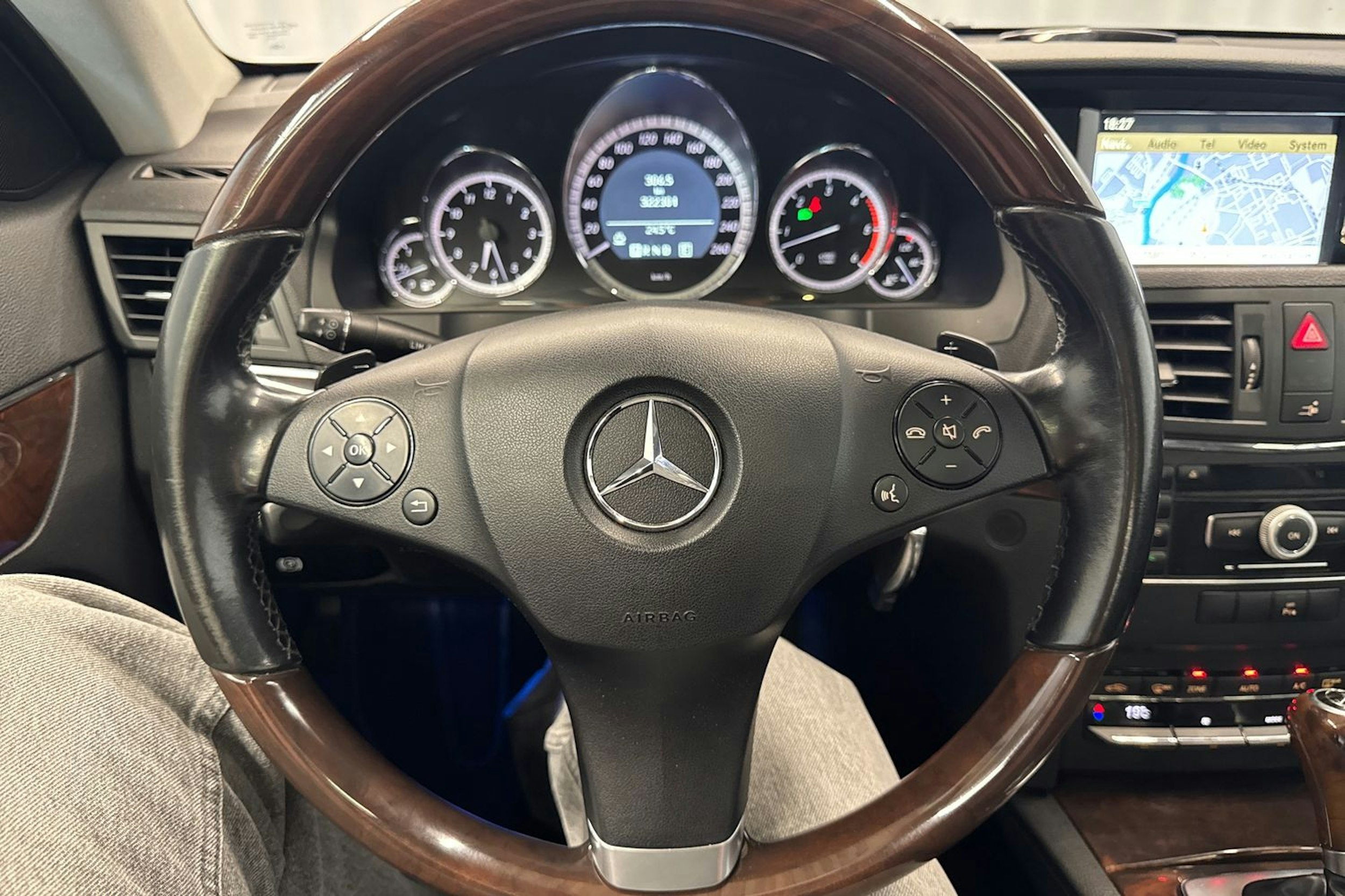 hopea Mercedes-Benz E 2011 kuva 14.