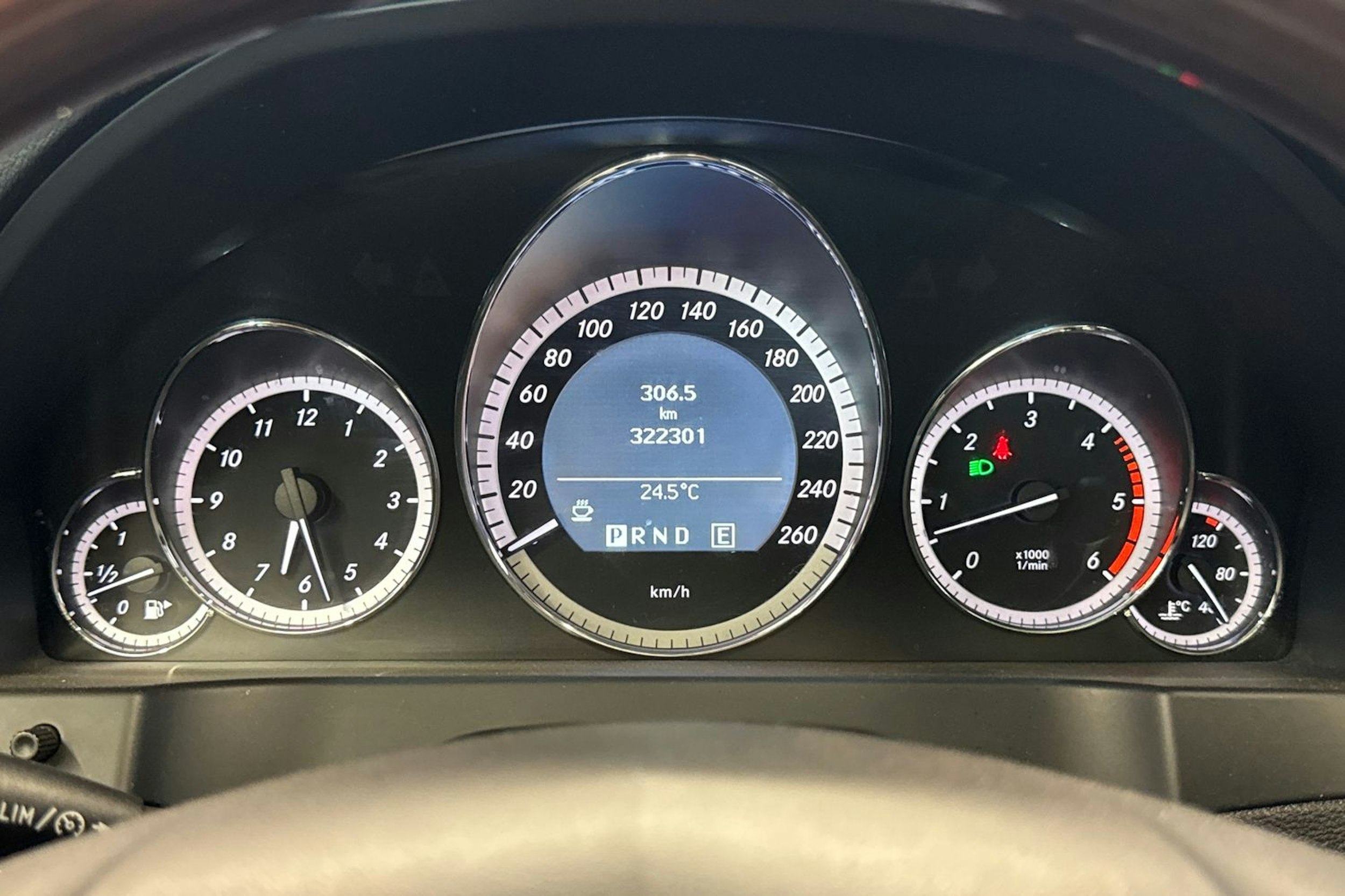 hopea Mercedes-Benz E 2011 kuva 15.