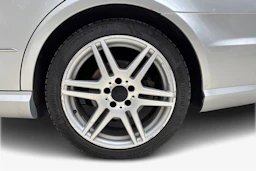 Hopea Mercedes-Benz E 2011 kuva 12.