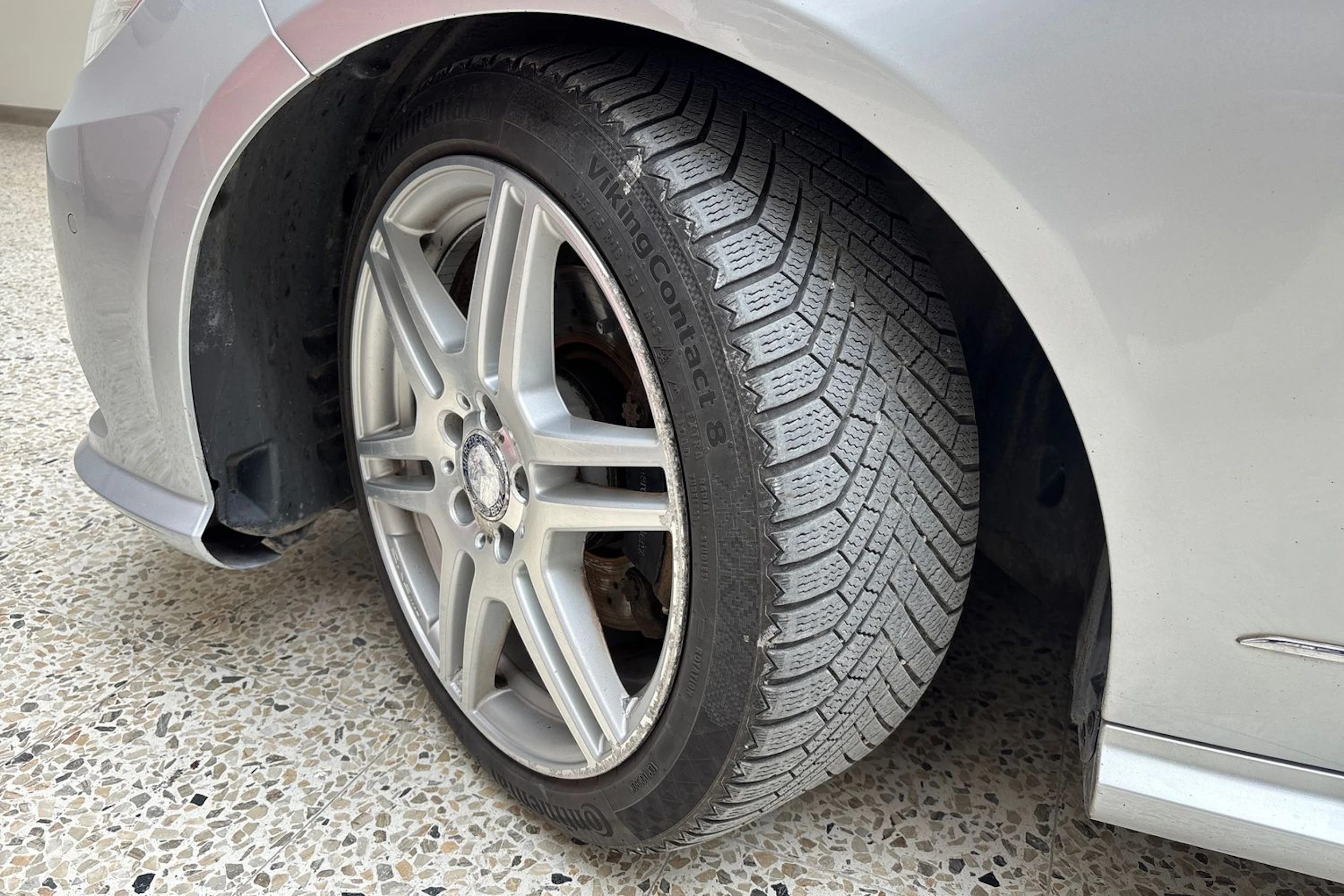 Hopea Mercedes-Benz E 2011 kuva 13.