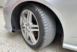 Hopea Mercedes-Benz E 2011 kuva 13.