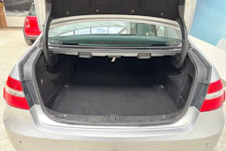 Hopea Mercedes-Benz E 2011 kuva 15.
