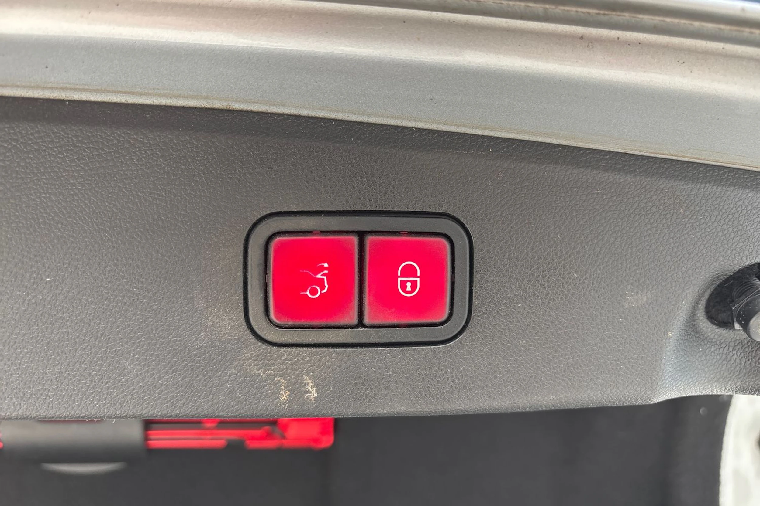 Hopea Mercedes-Benz E 2011 kuva 16.