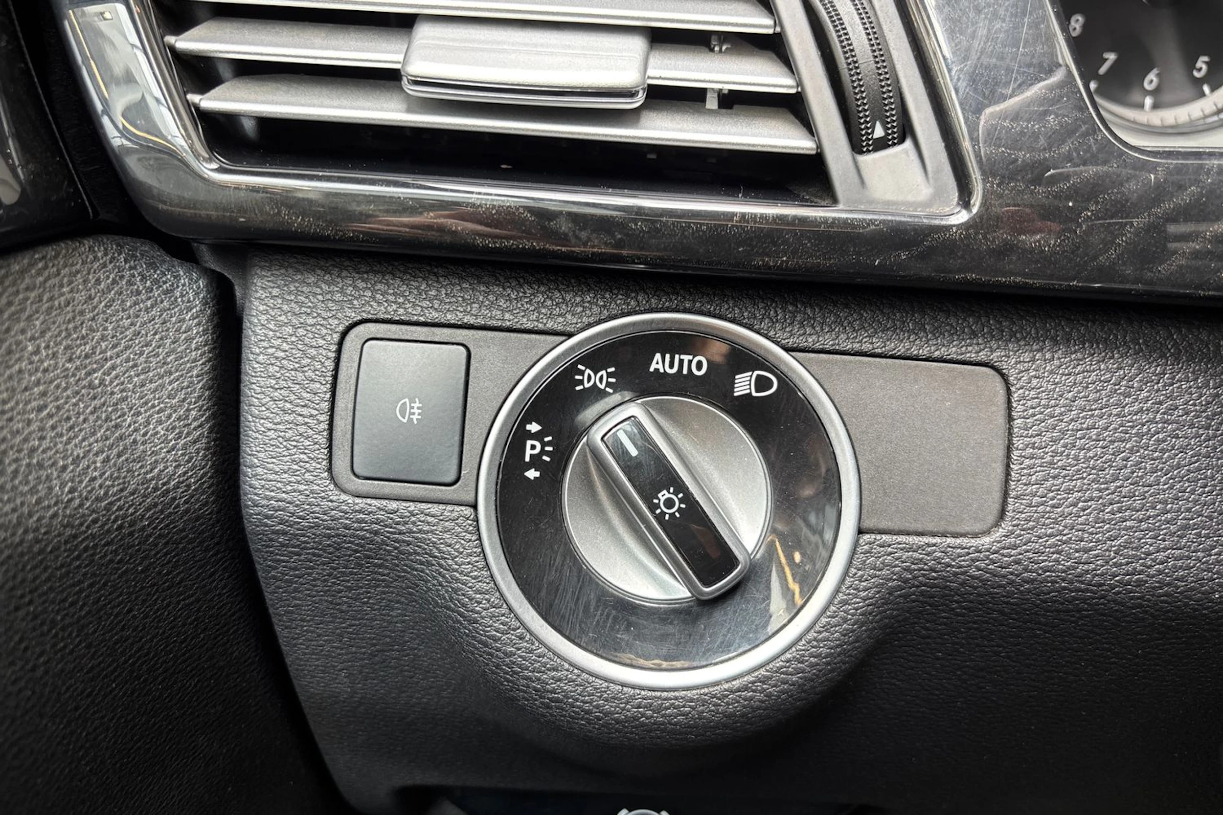 Hopea Mercedes-Benz E 2011 kuva 20.