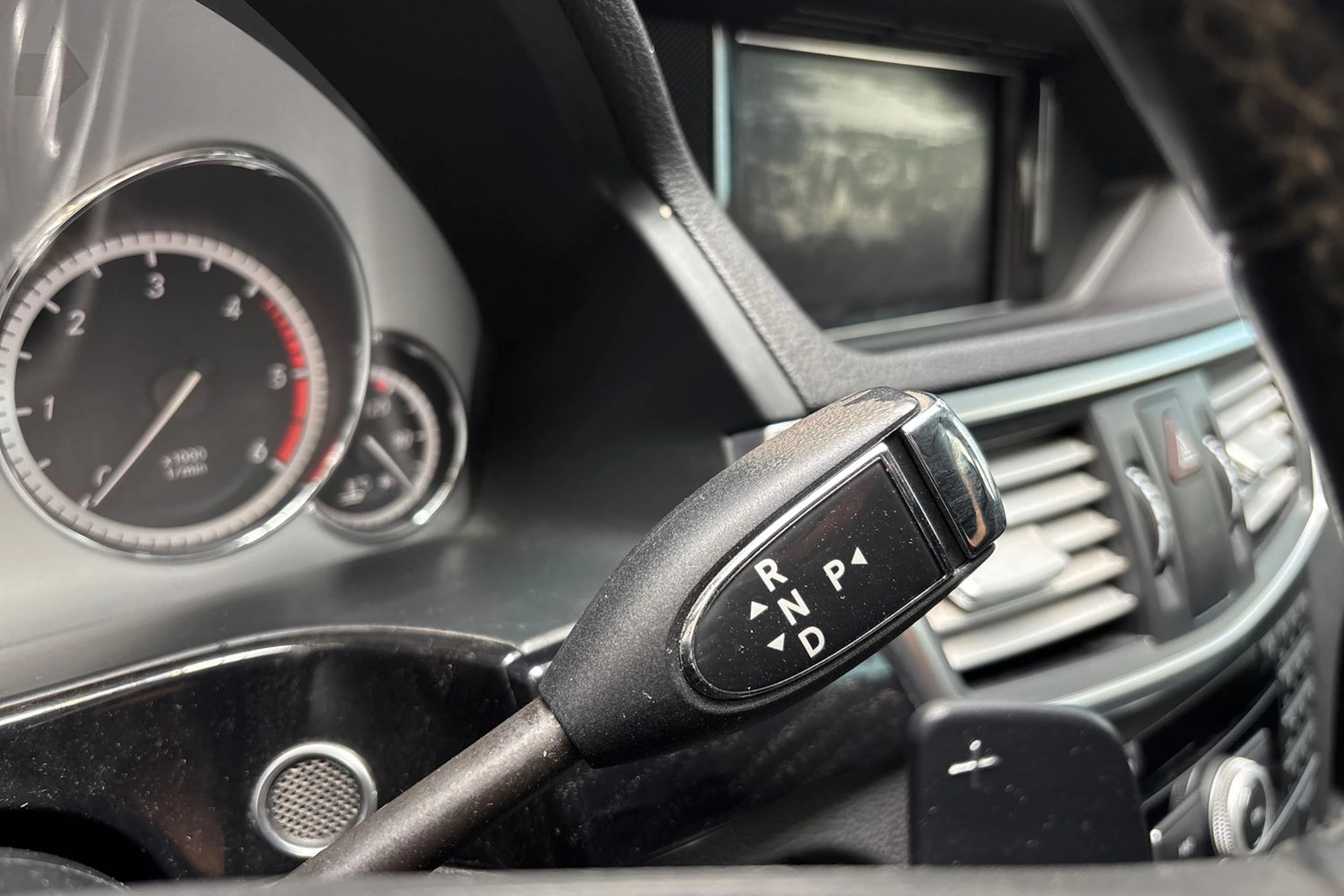 Hopea Mercedes-Benz E 2011 kuva 23.