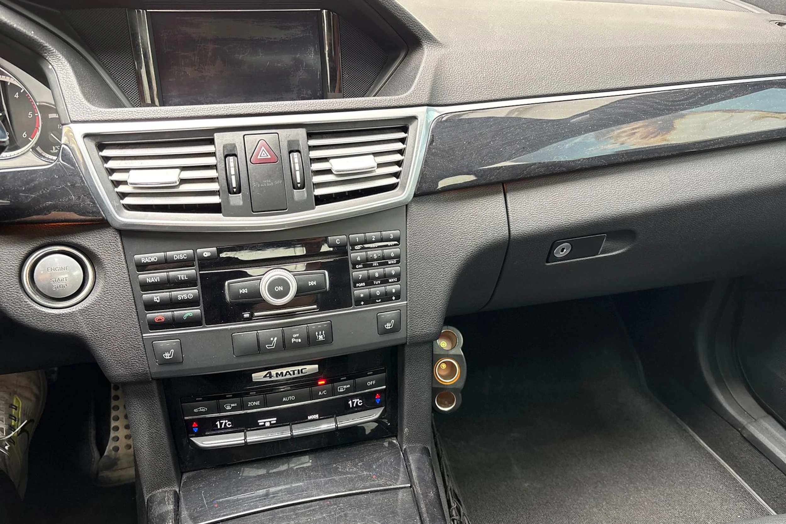 Hopea Mercedes-Benz E 2011 kuva 24.