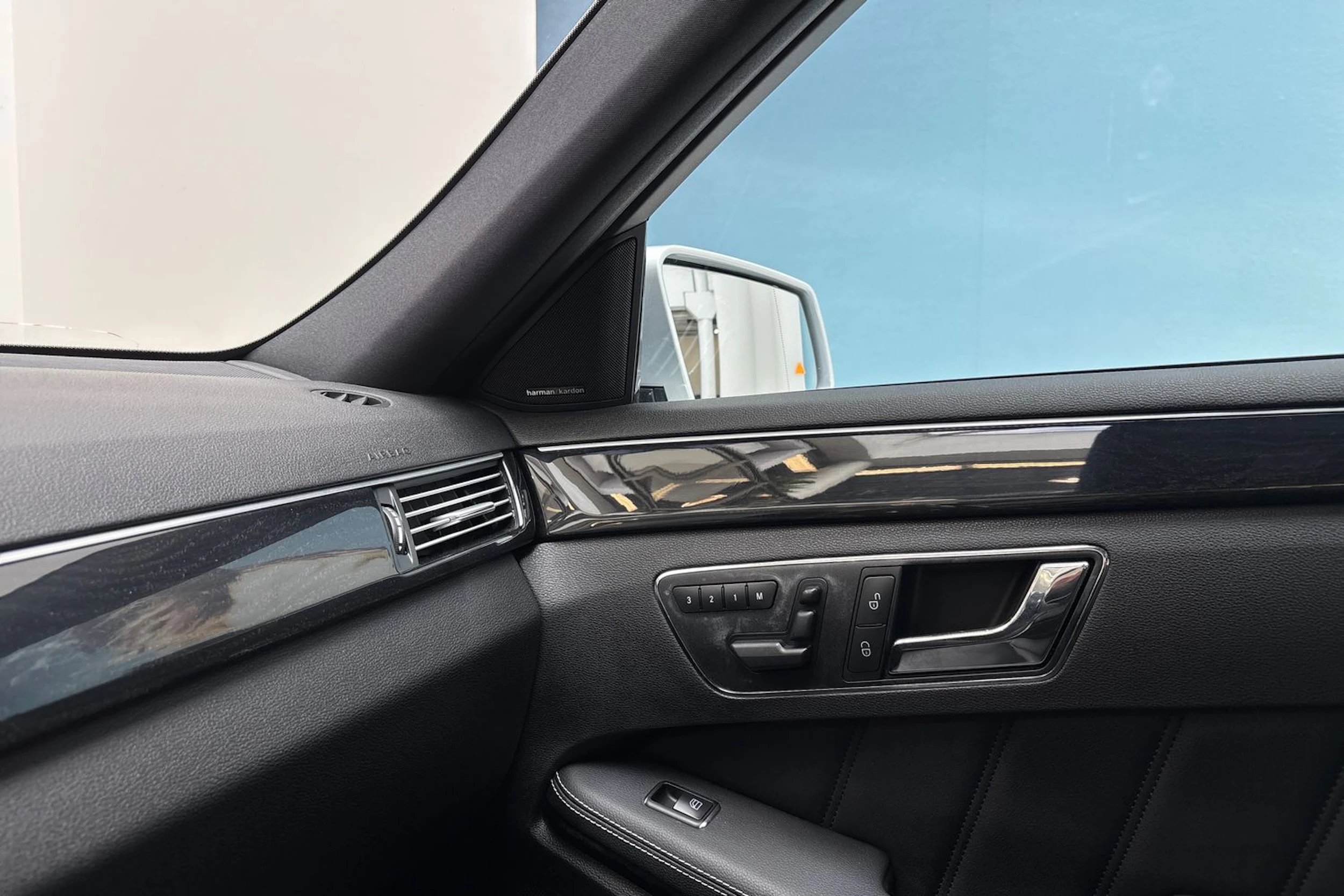Hopea Mercedes-Benz E 2011 kuva 26.